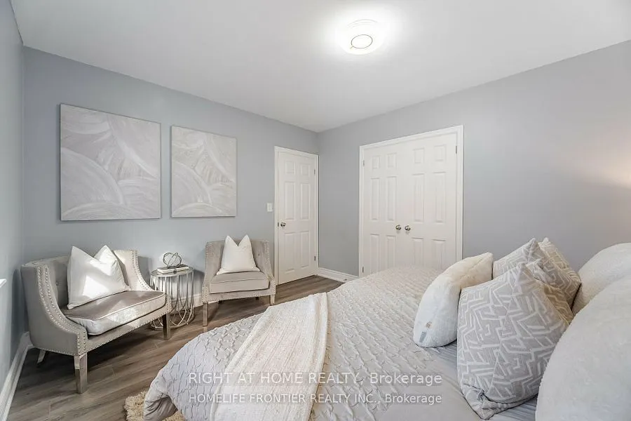 1204 Simcoe Street S