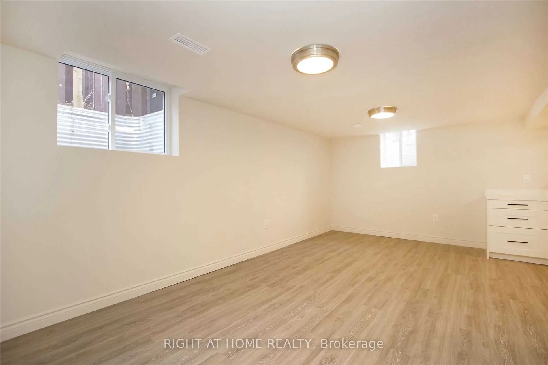 1053 Norman Crescent, #Lower