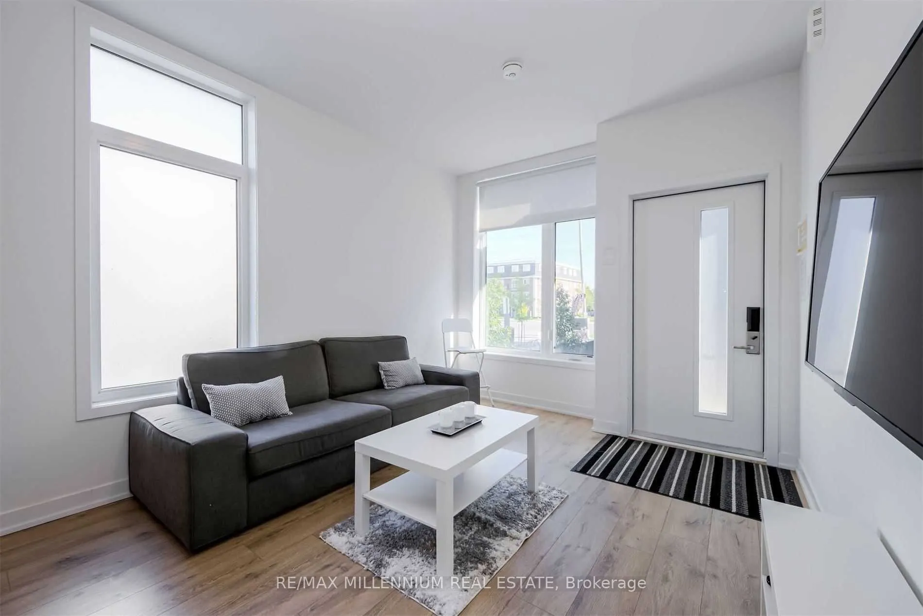 1740 Simcoe Unit 2 Street, #33