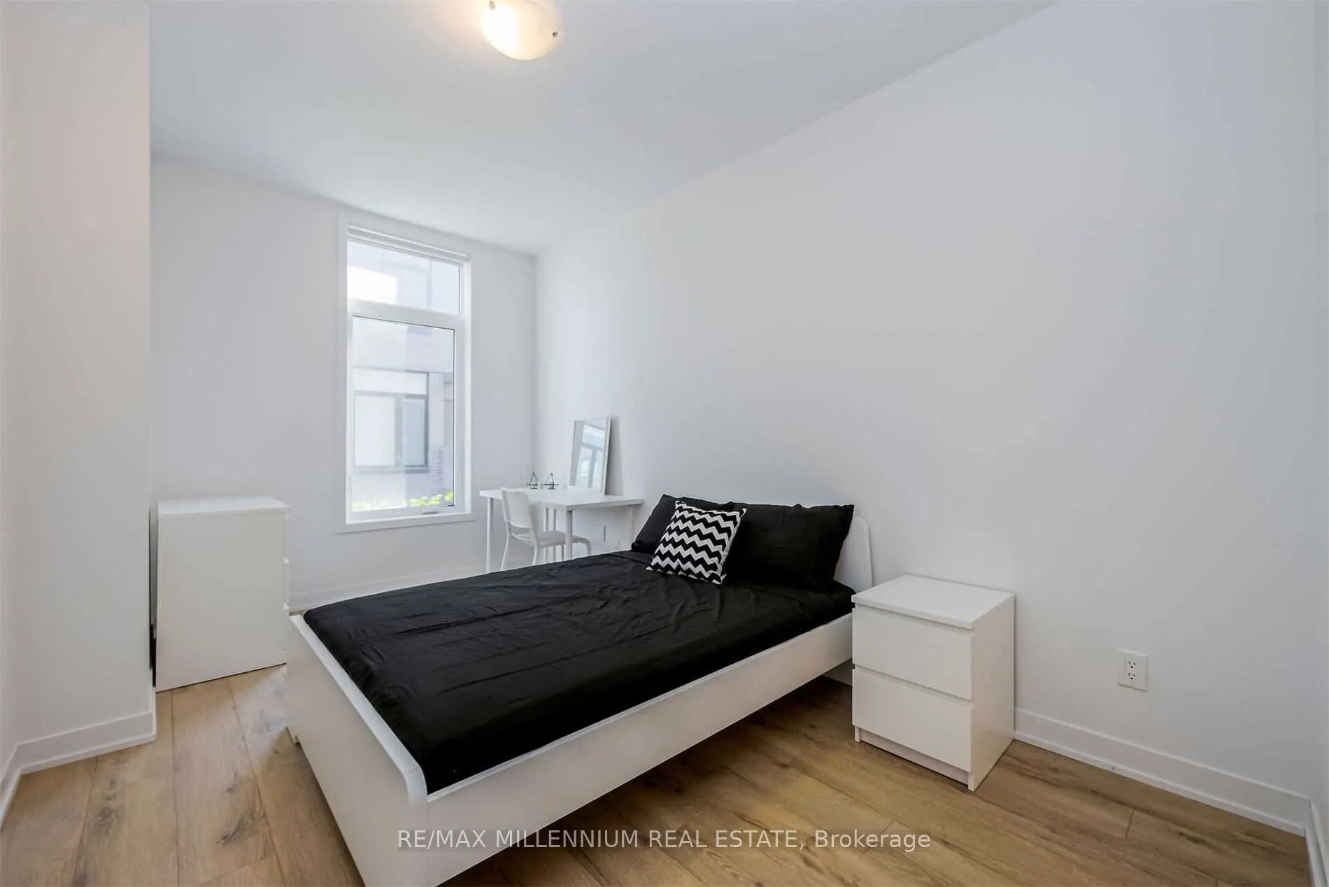 1740 Simcoe Unit 2 Street, #33