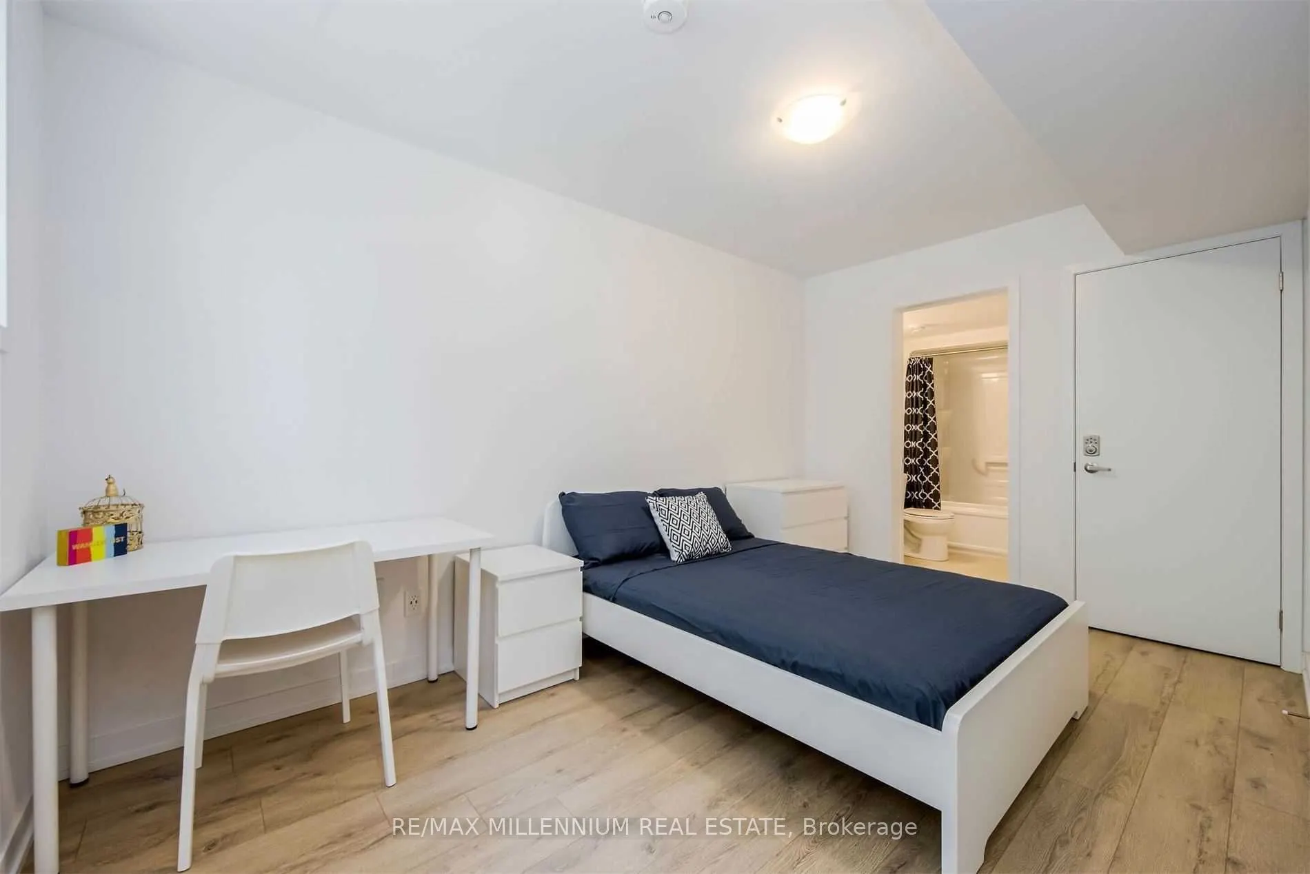 1740 Simcoe Unit 2 Street, #33