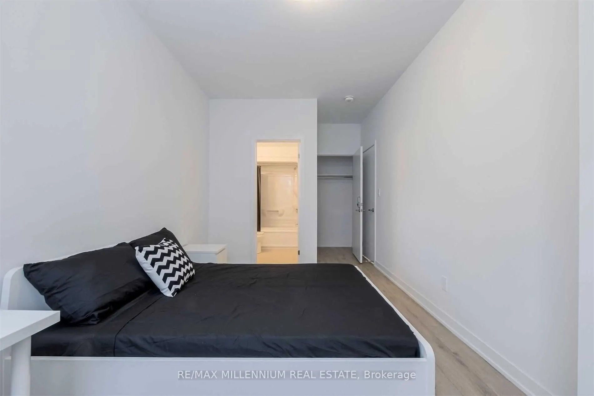1740 Simcoe Unit 2 Street, #33