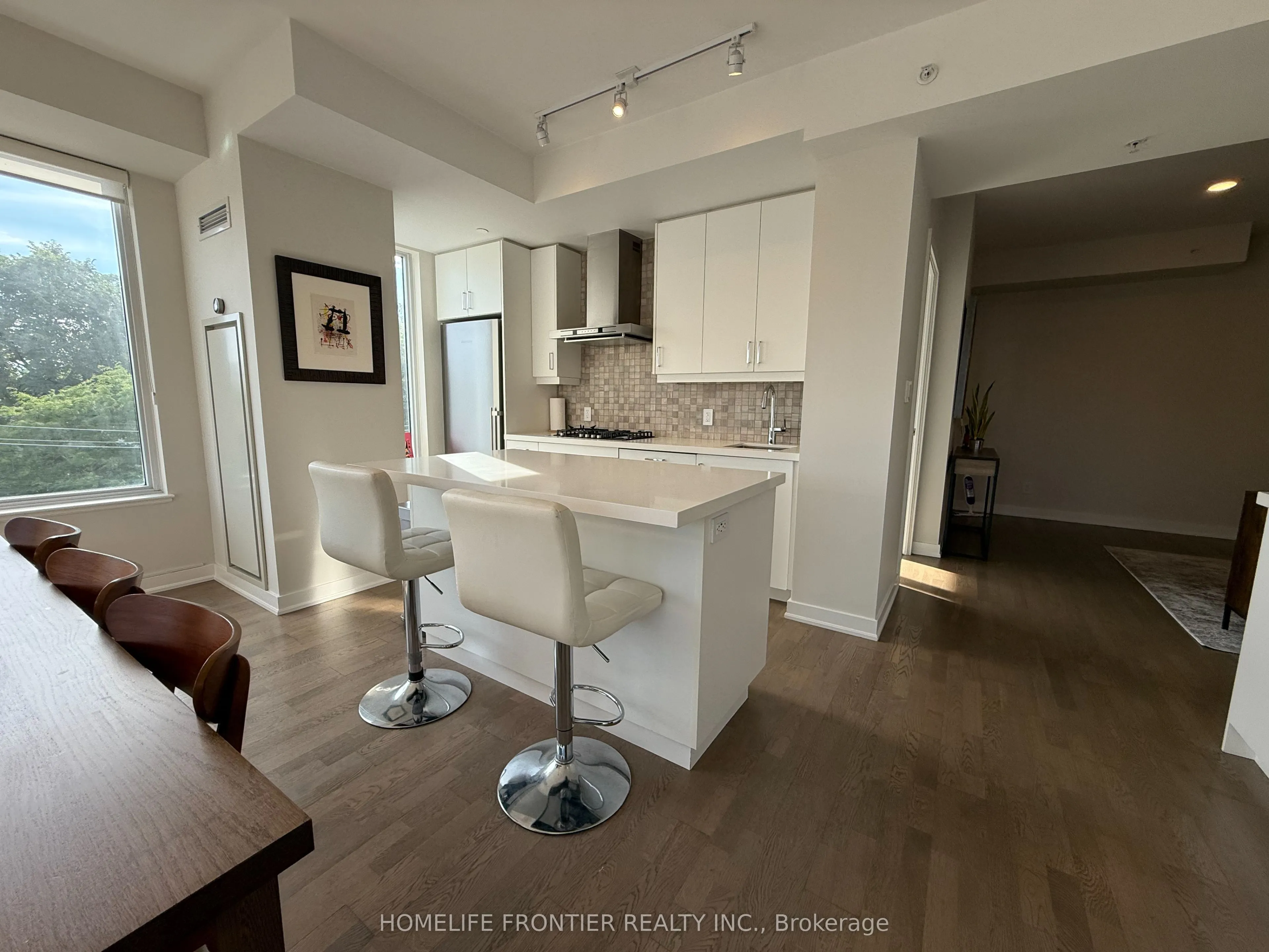 1960 Queen Street E, #5