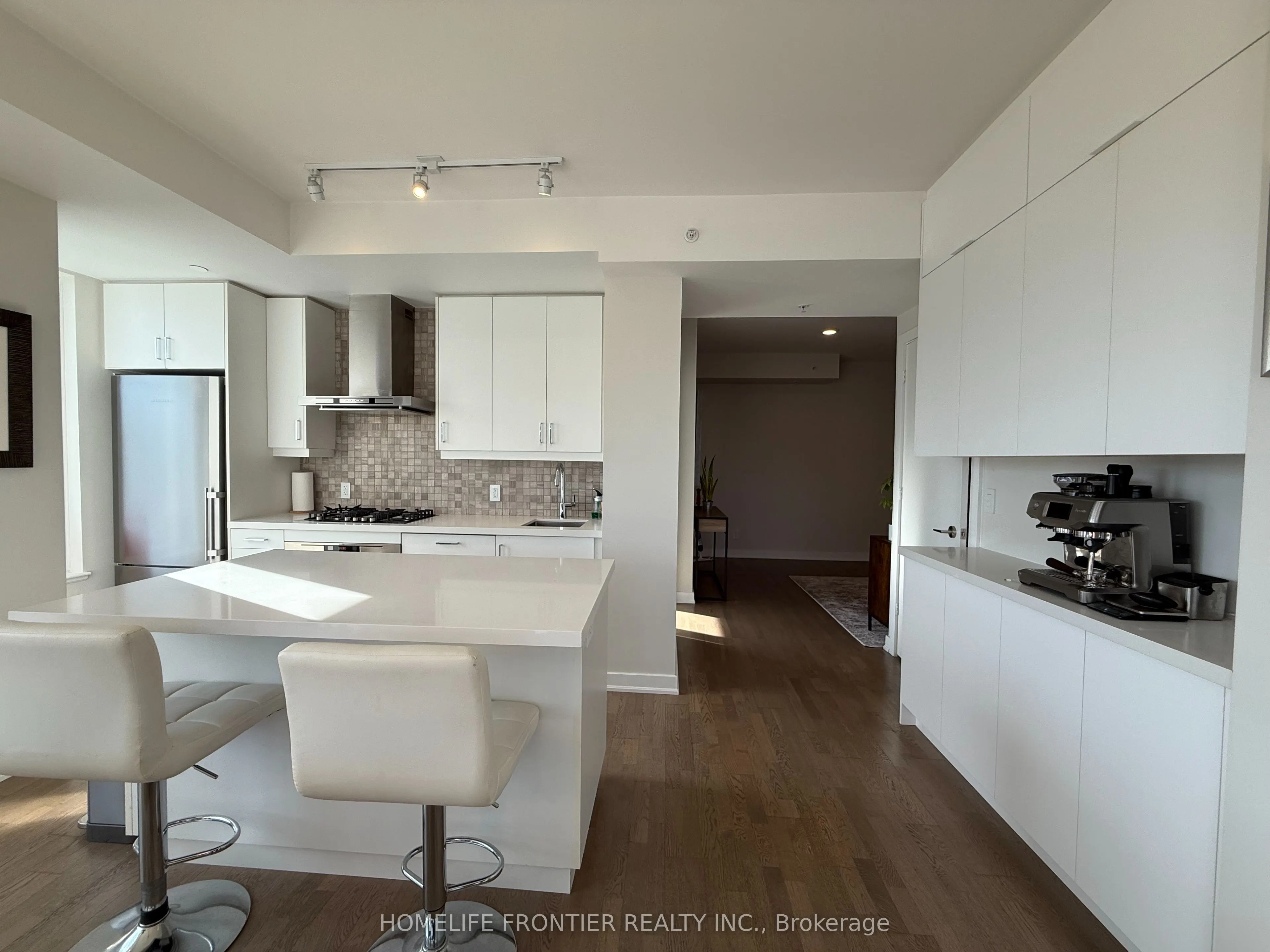 1960 Queen Street E, #5