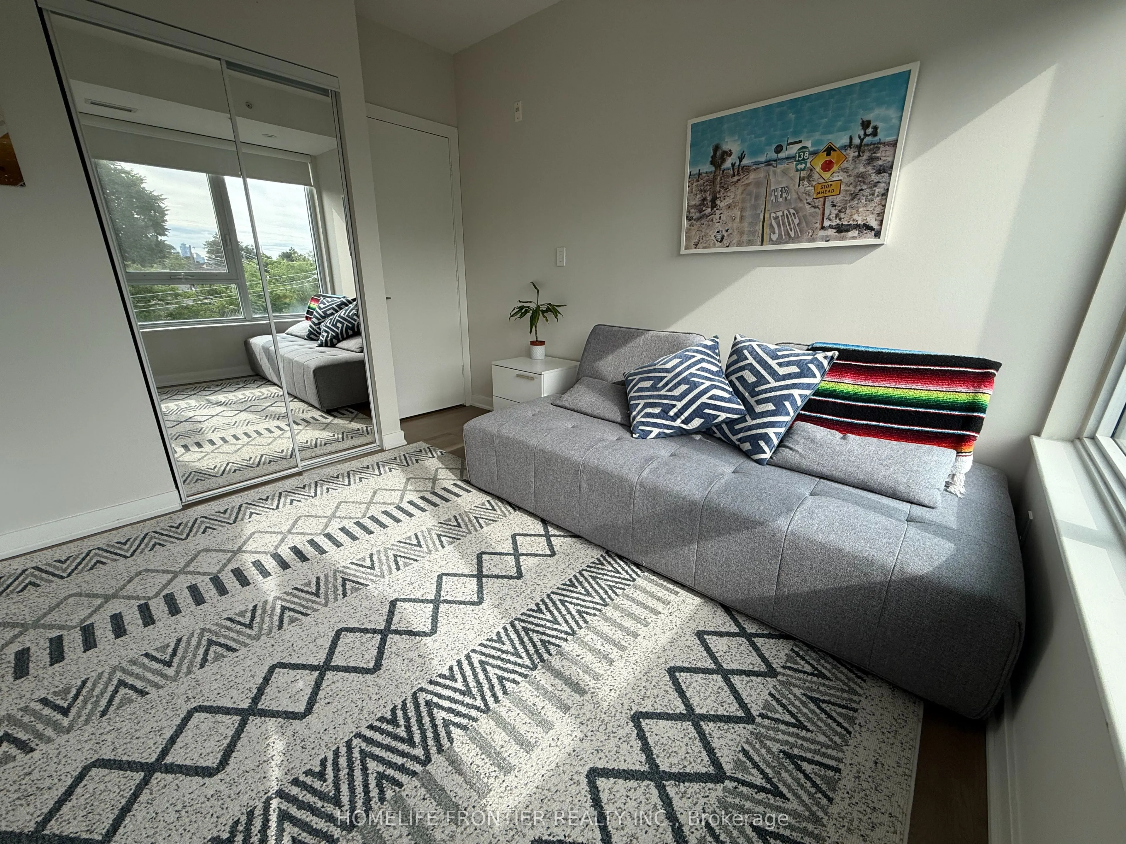 1960 Queen Street E, #5