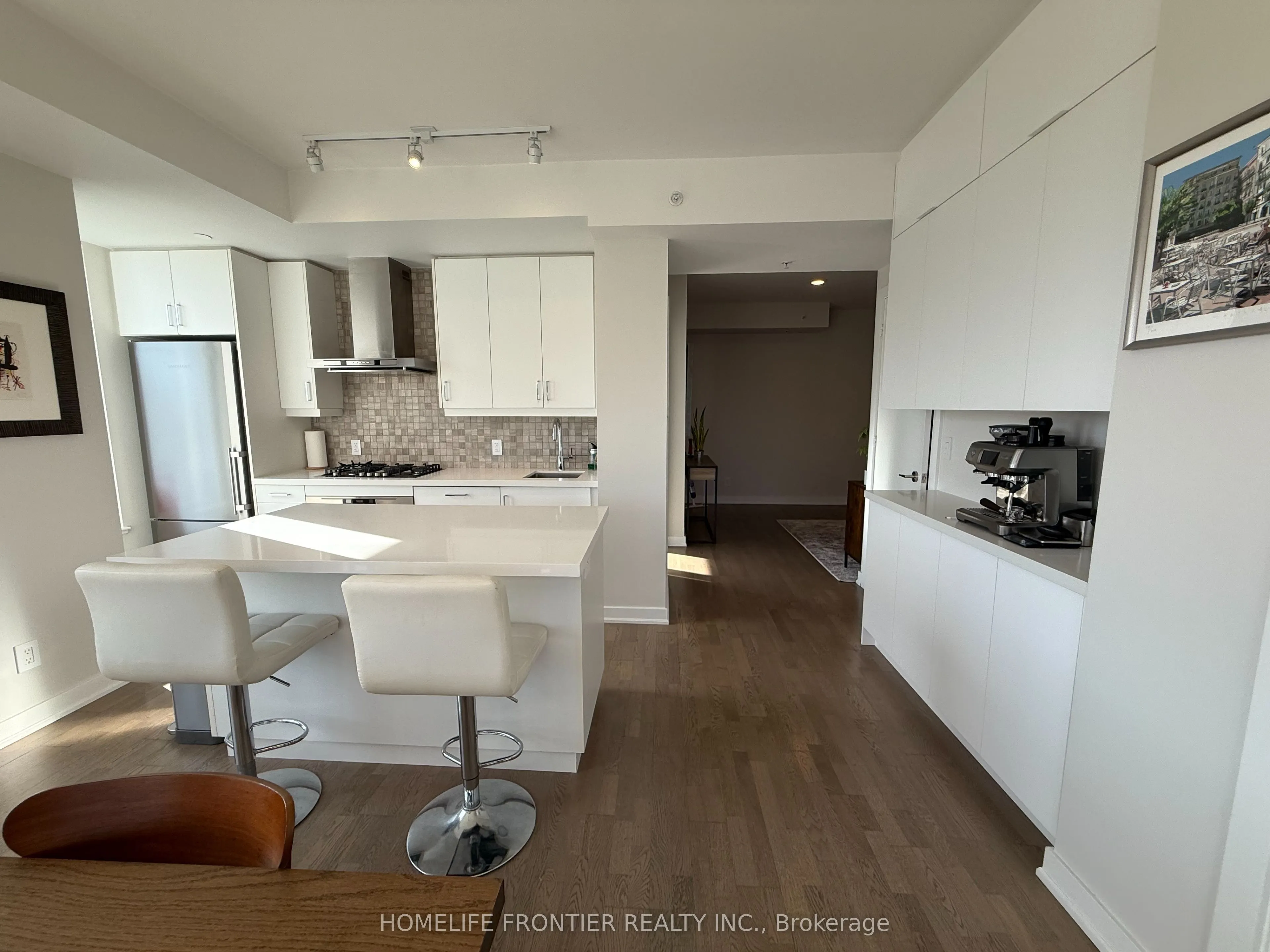 1960 Queen Street E, #5