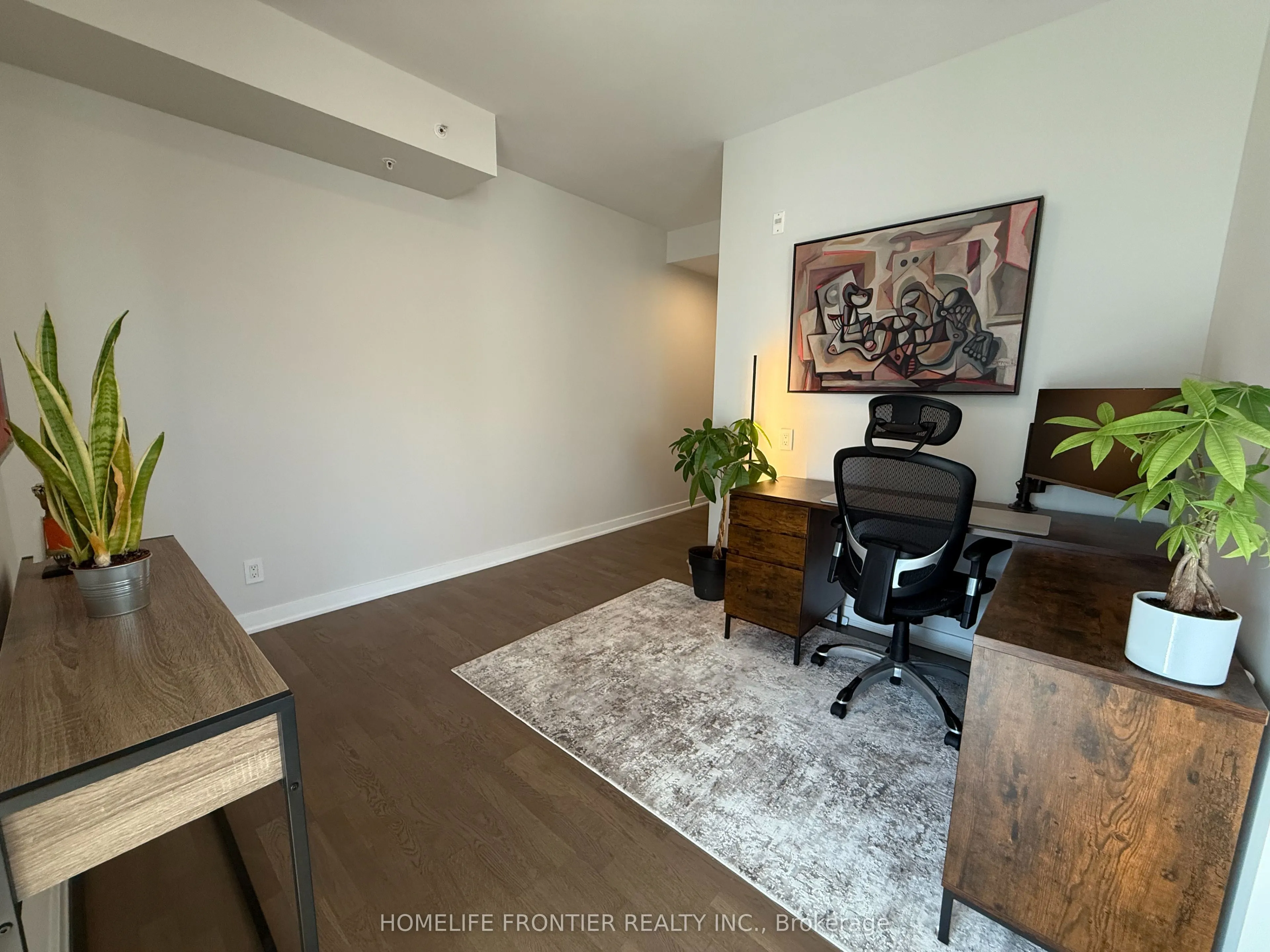 1960 Queen Street E, #5