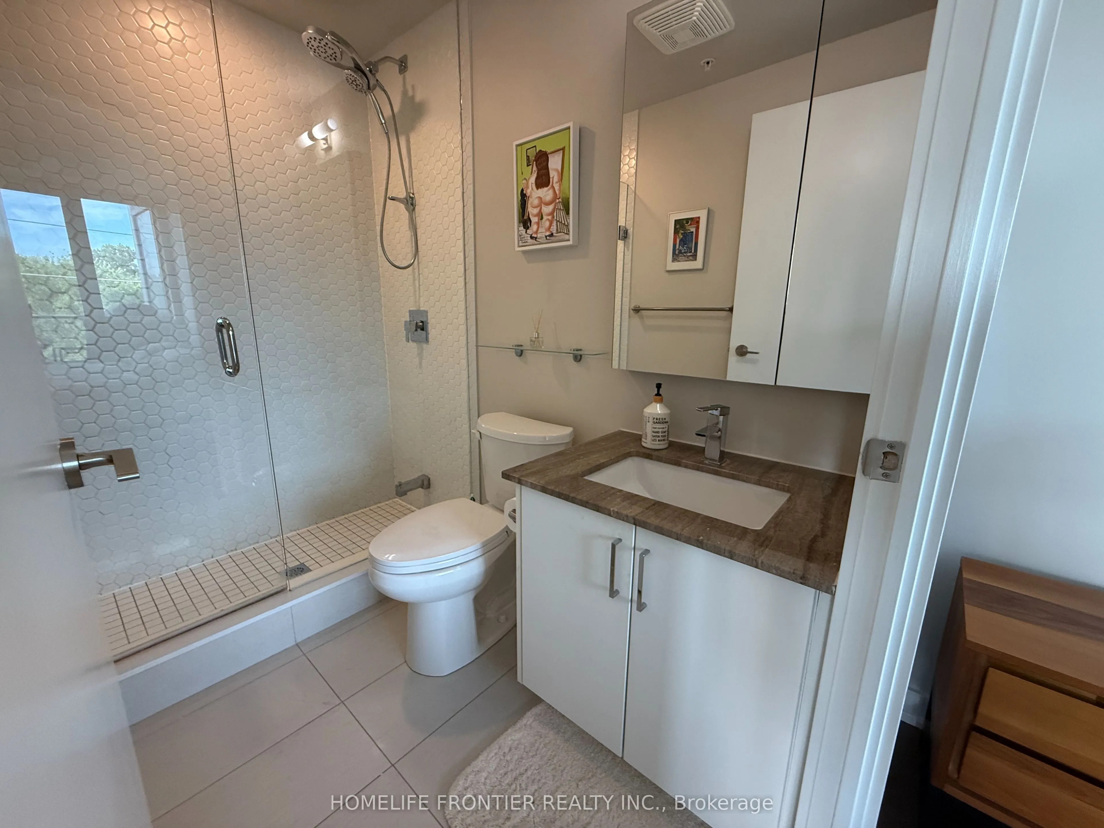 1960 Queen Street E, #5