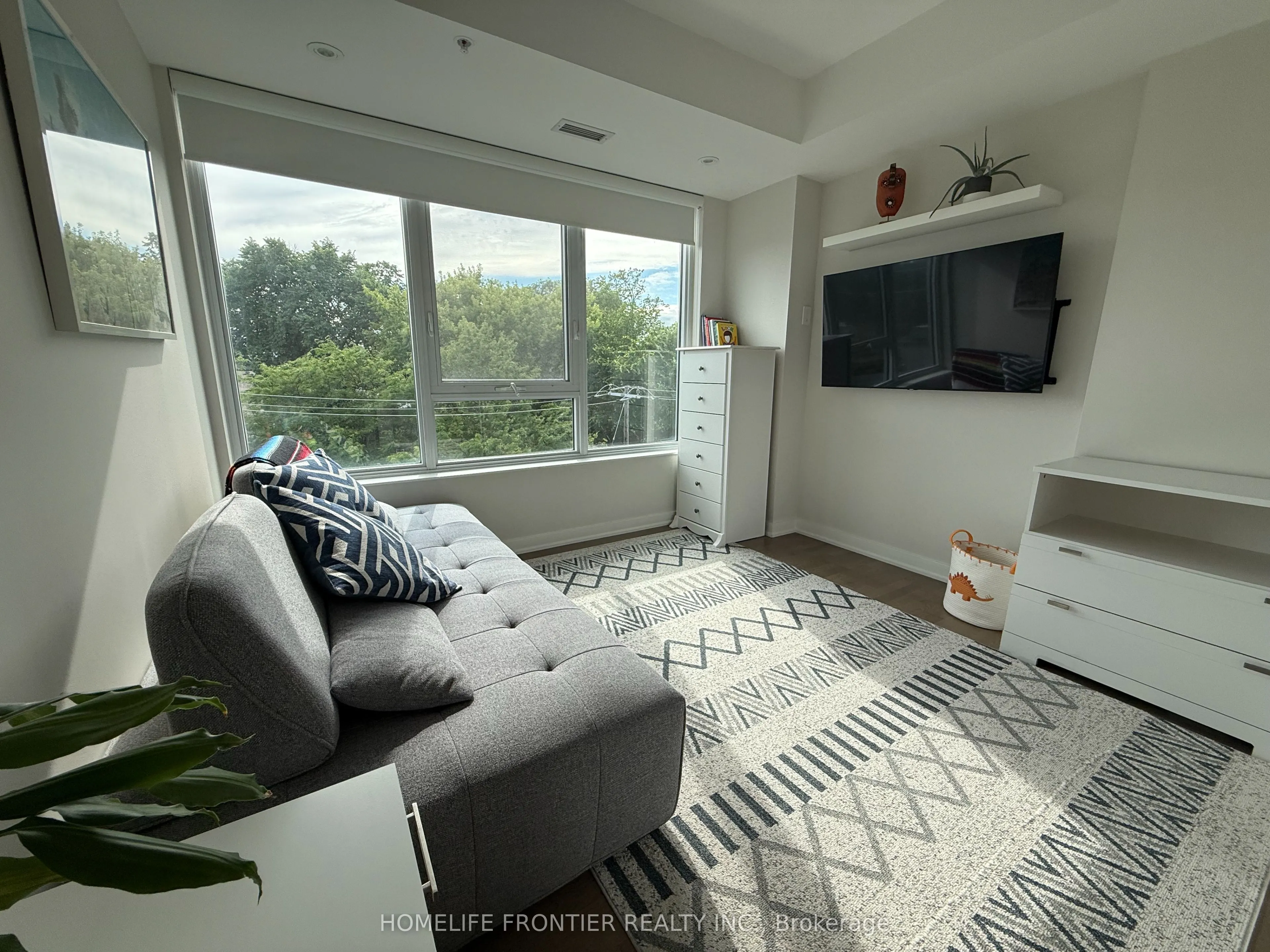 1960 Queen Street E, #5