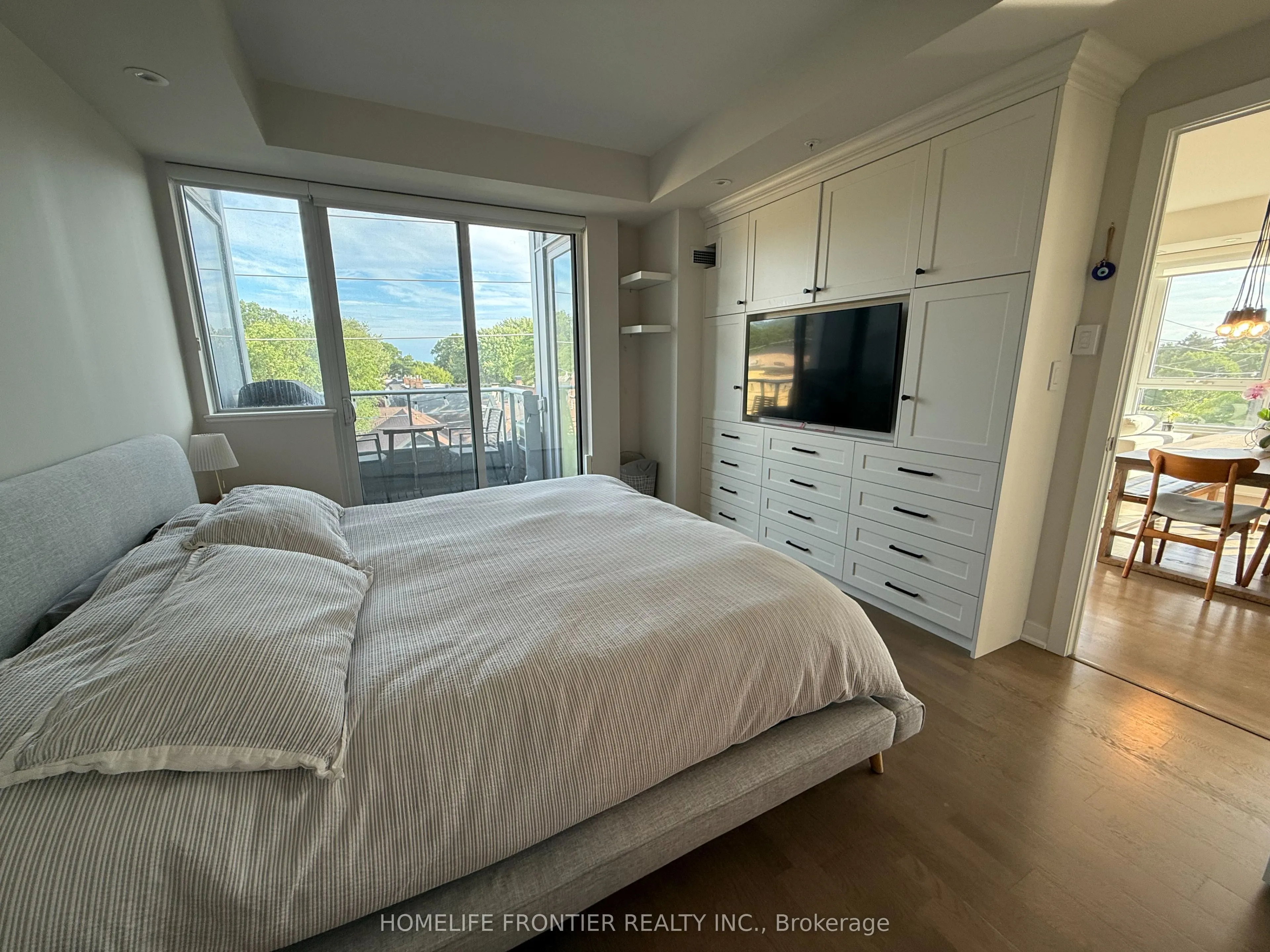 1960 Queen Street E, #5