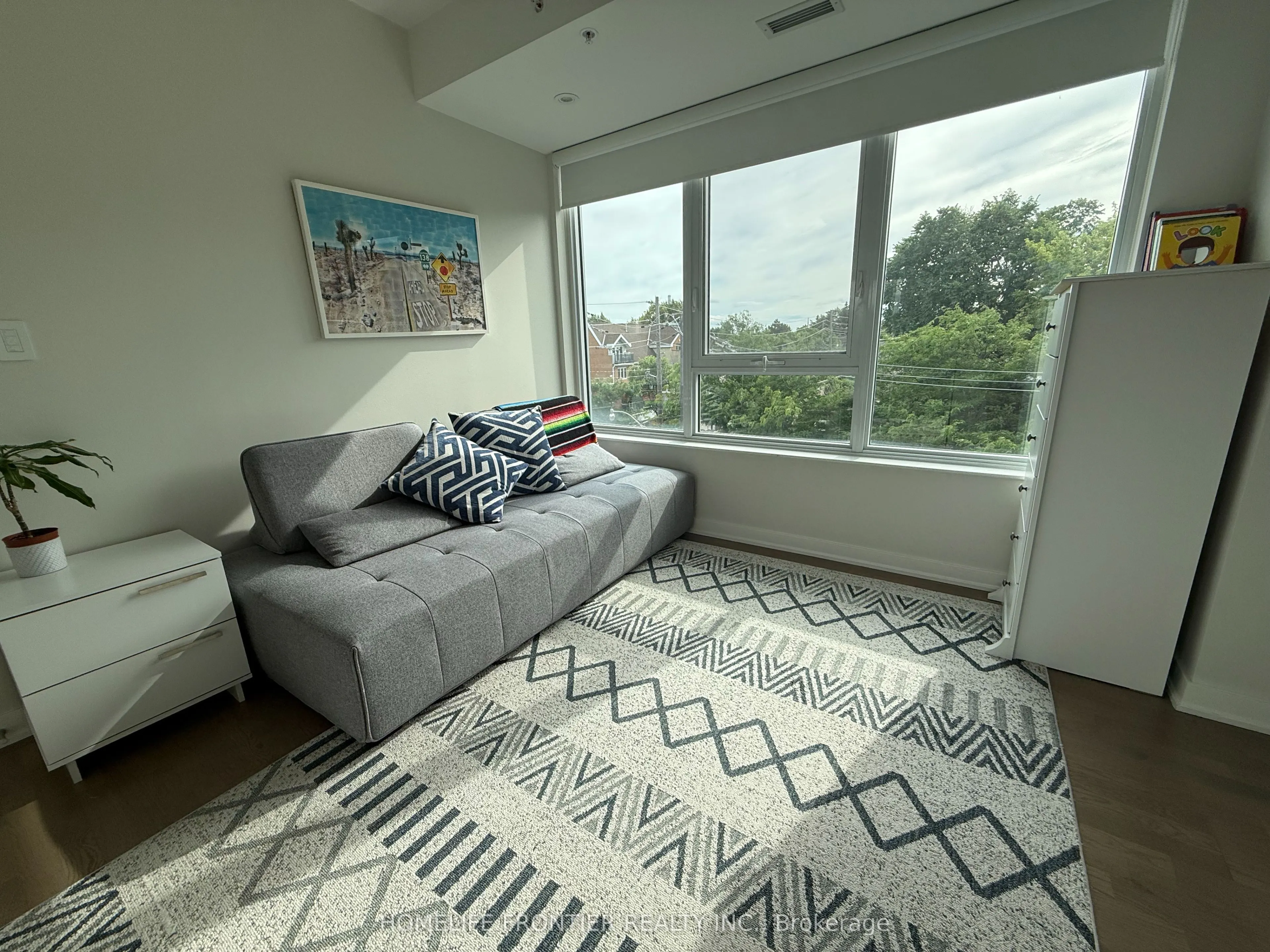 1960 Queen Street E, #5