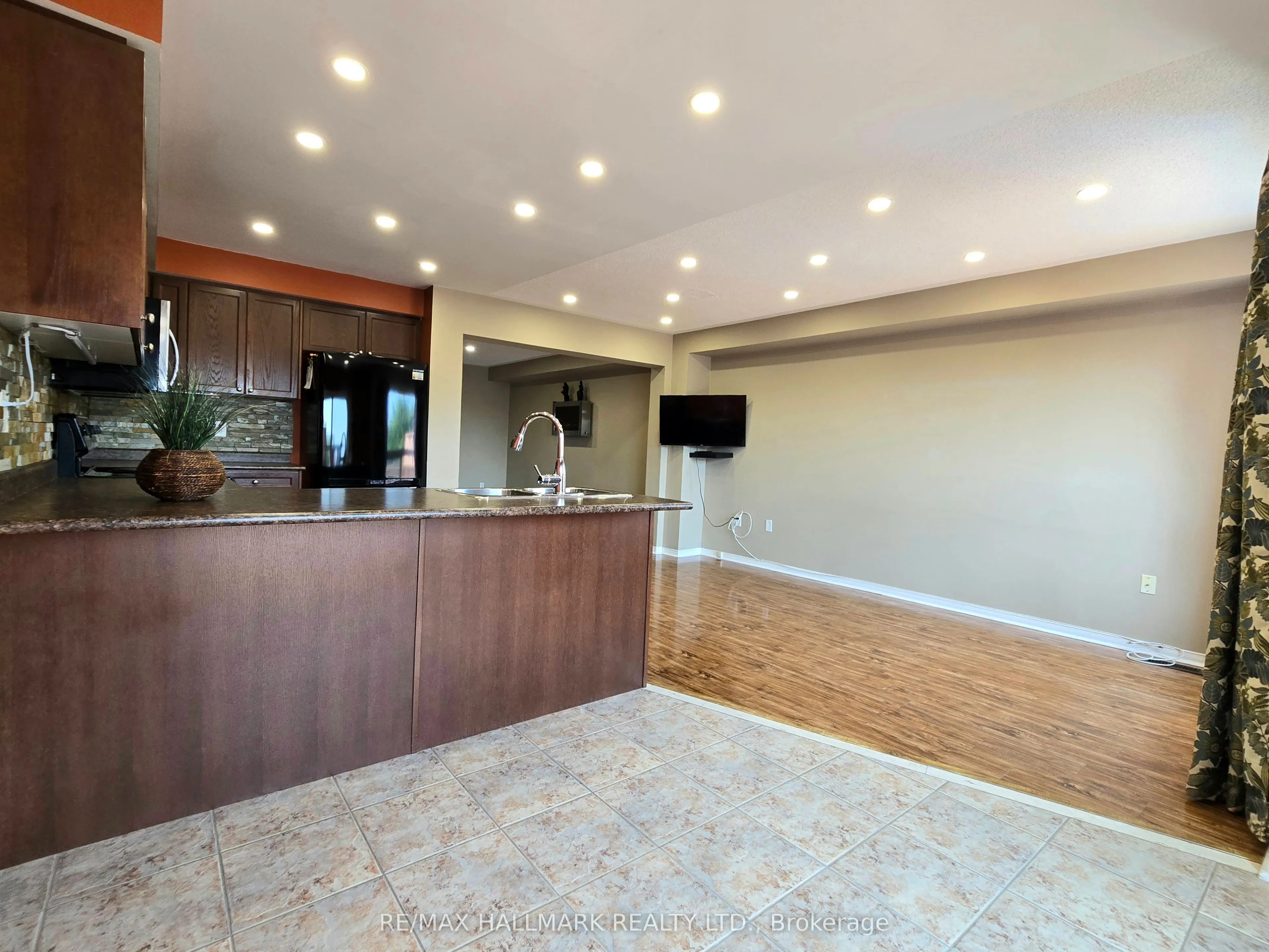 104 Oceanpearl Crescent