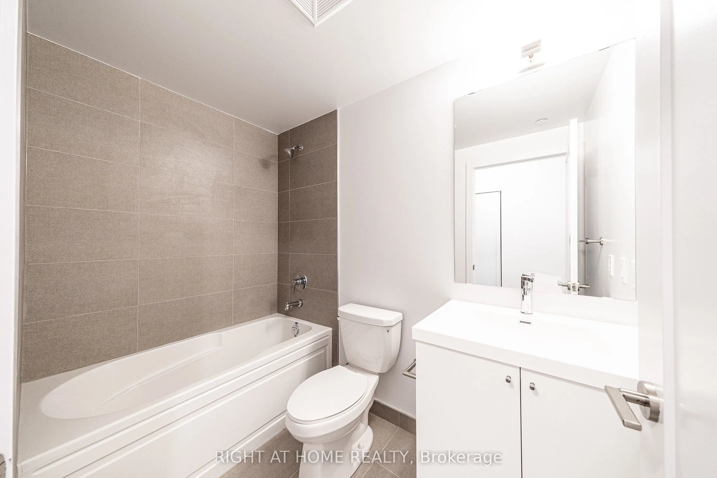 2550 Simcoe Street N, #2015