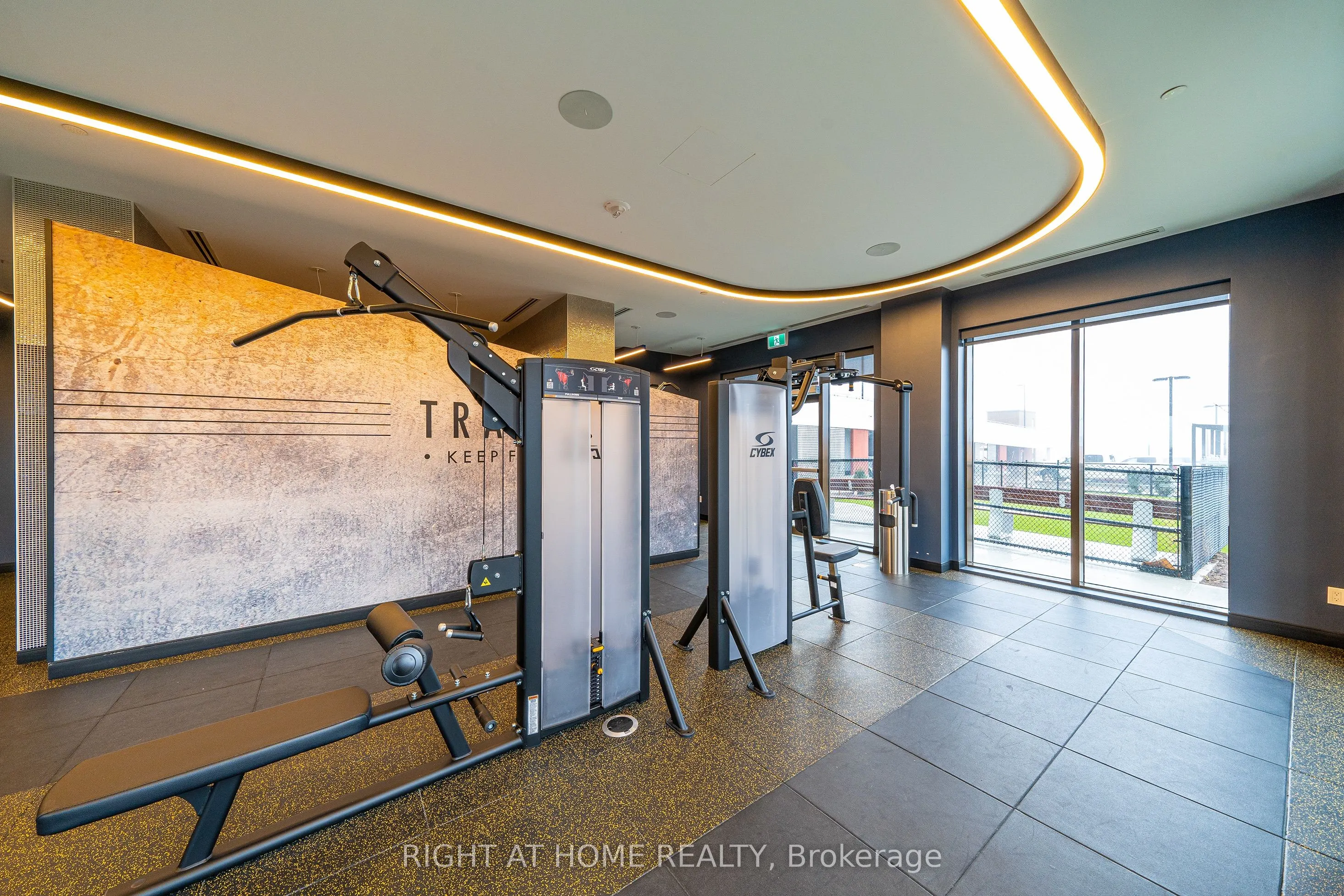 2550 Simcoe Street N, #2015