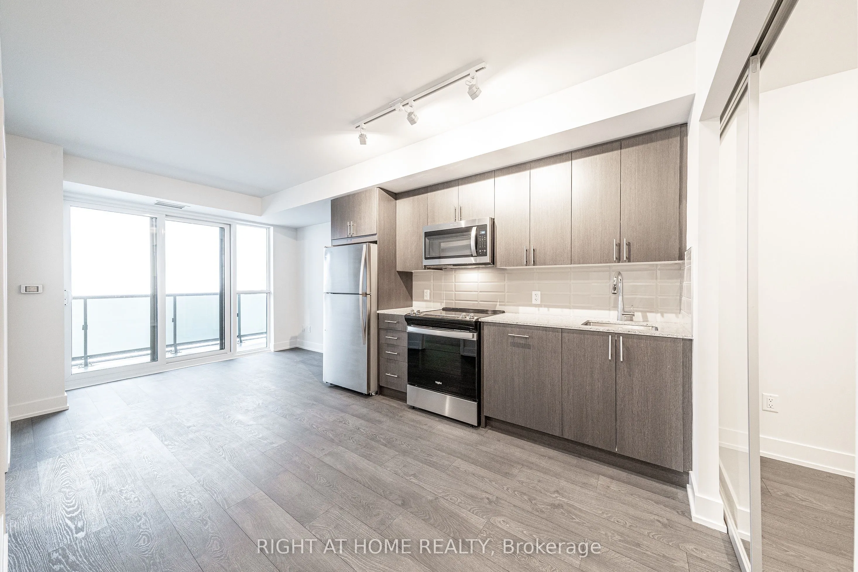 2550 Simcoe Street N, #2015