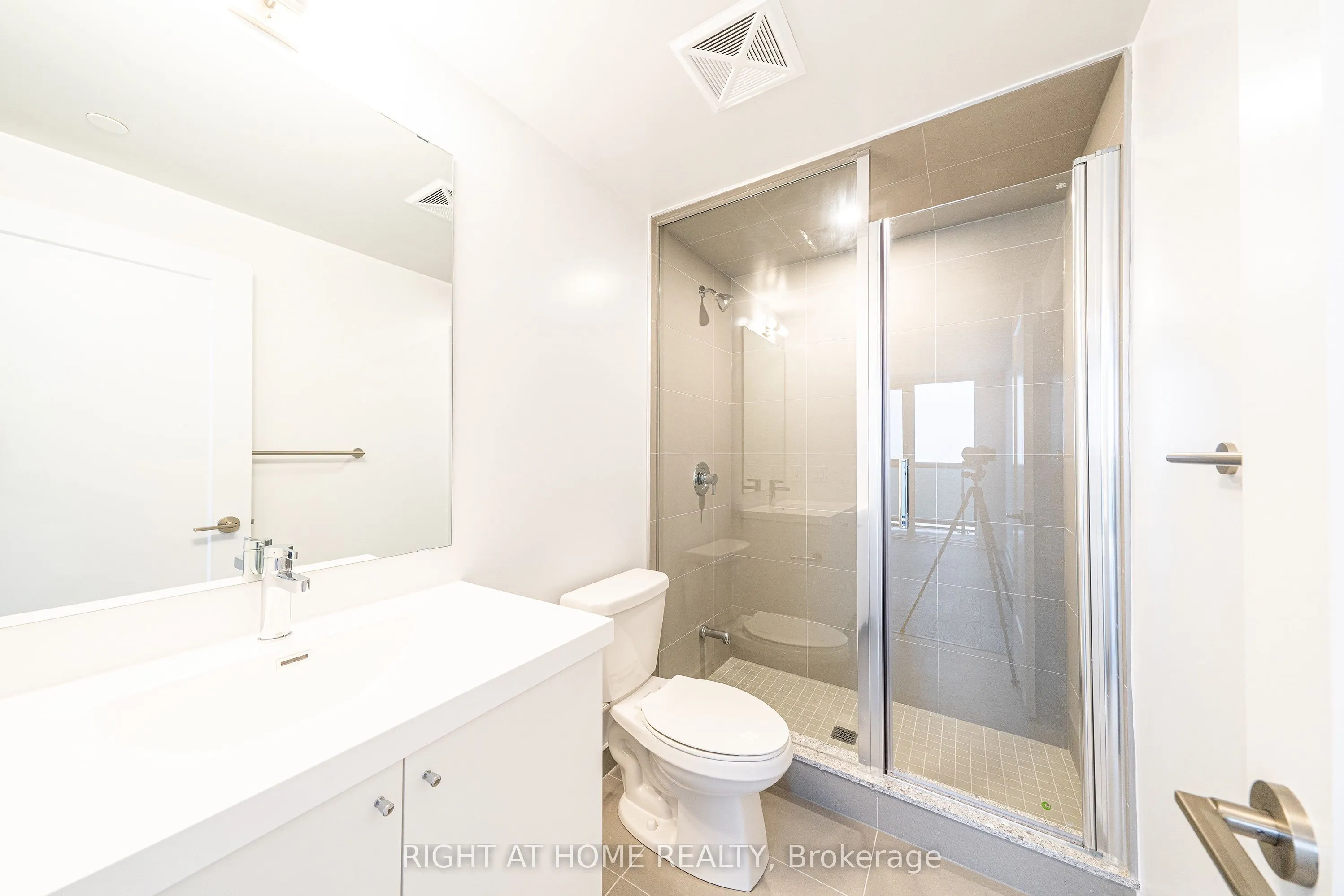 2550 Simcoe Street N, #2015