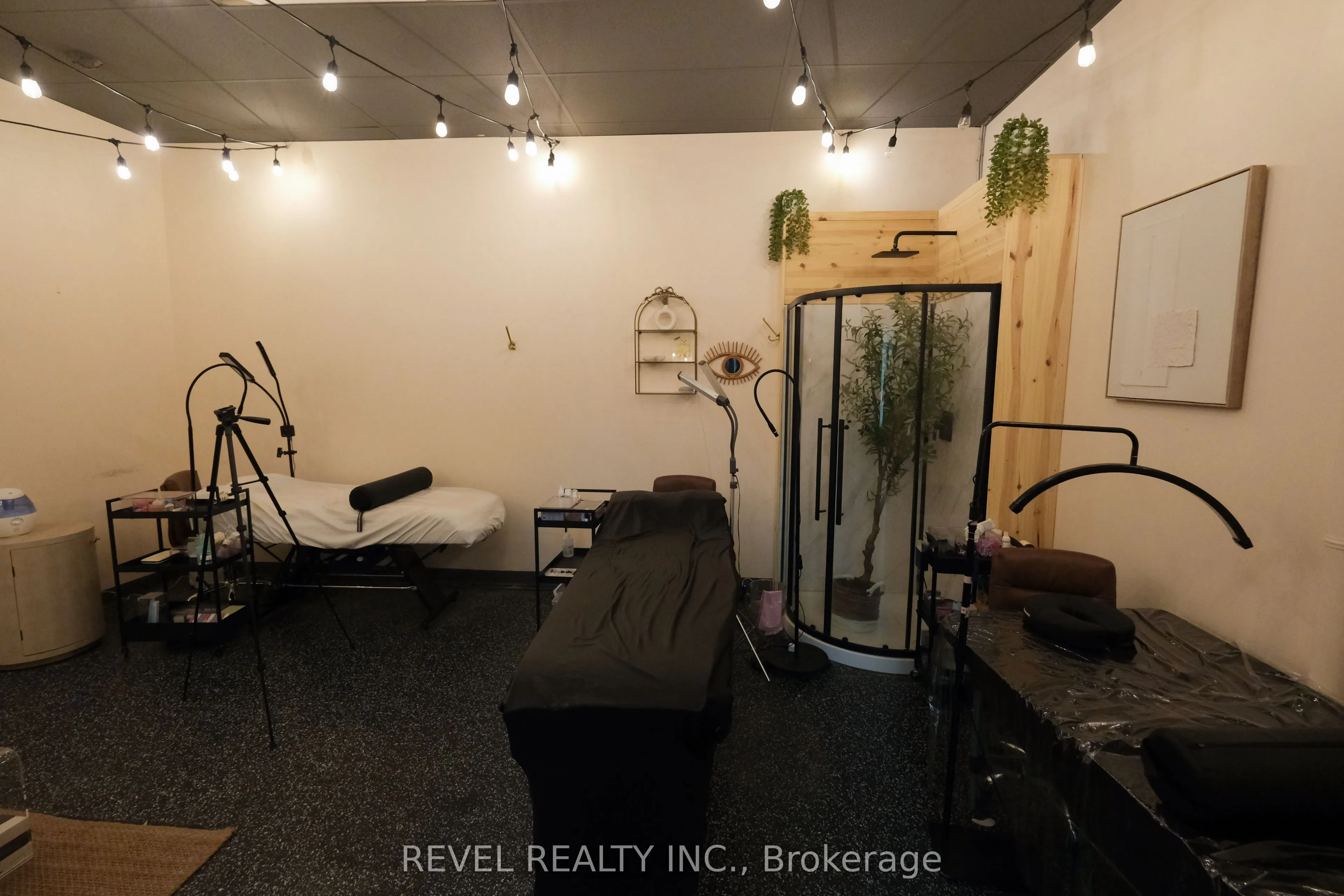 350 Wentworth Street E, #1