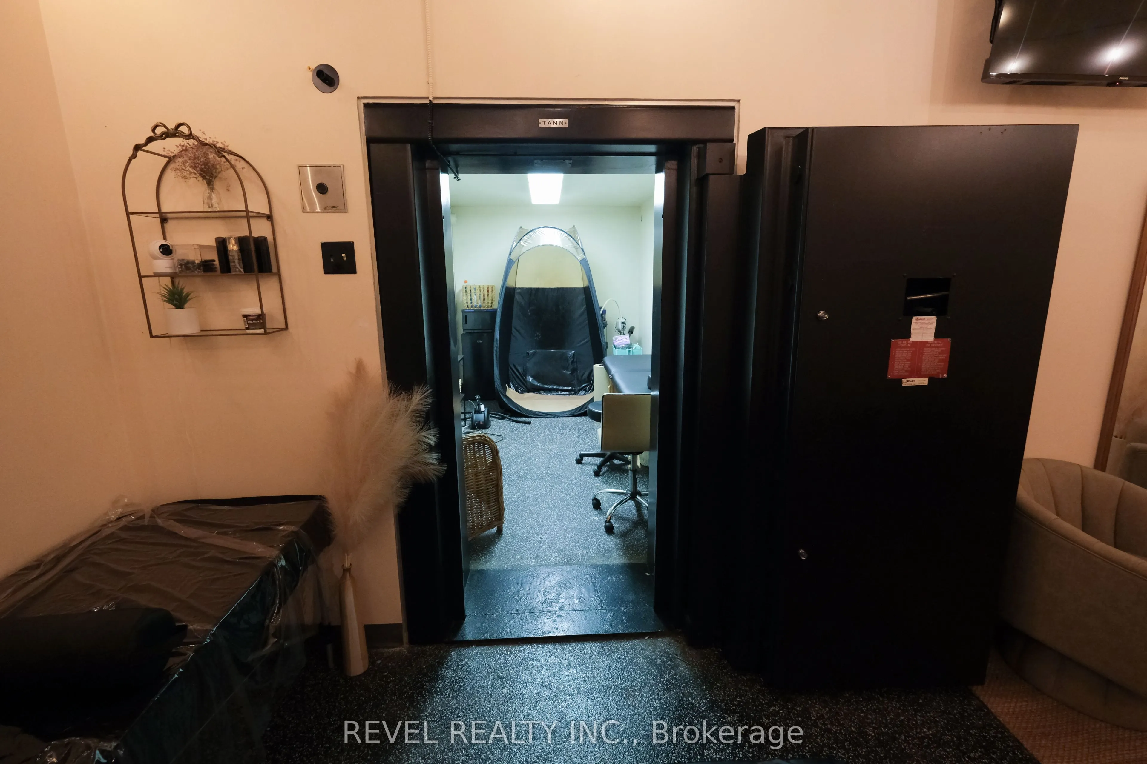 350 Wentworth Street E, #1