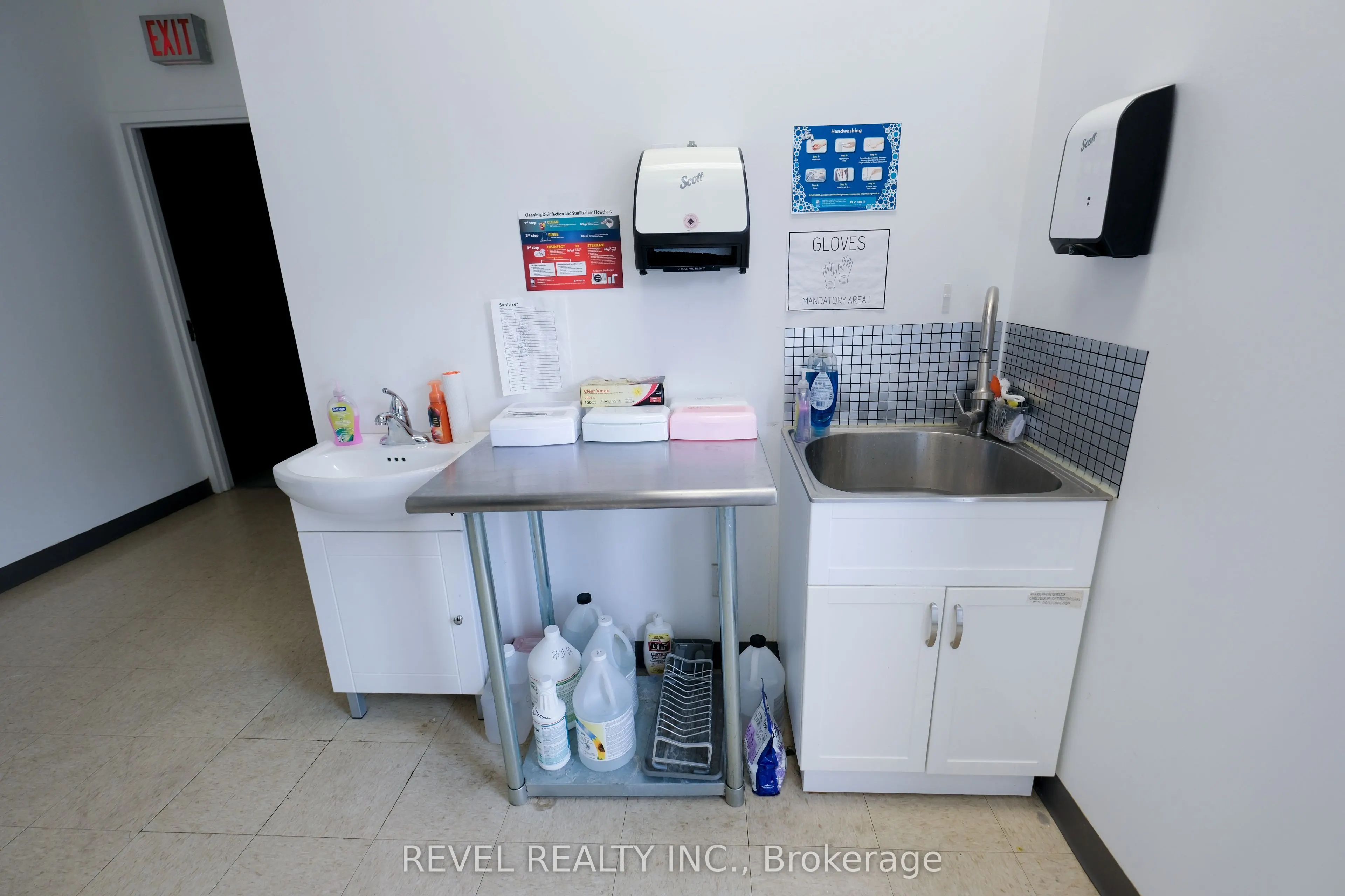 350 Wentworth Street E, #1