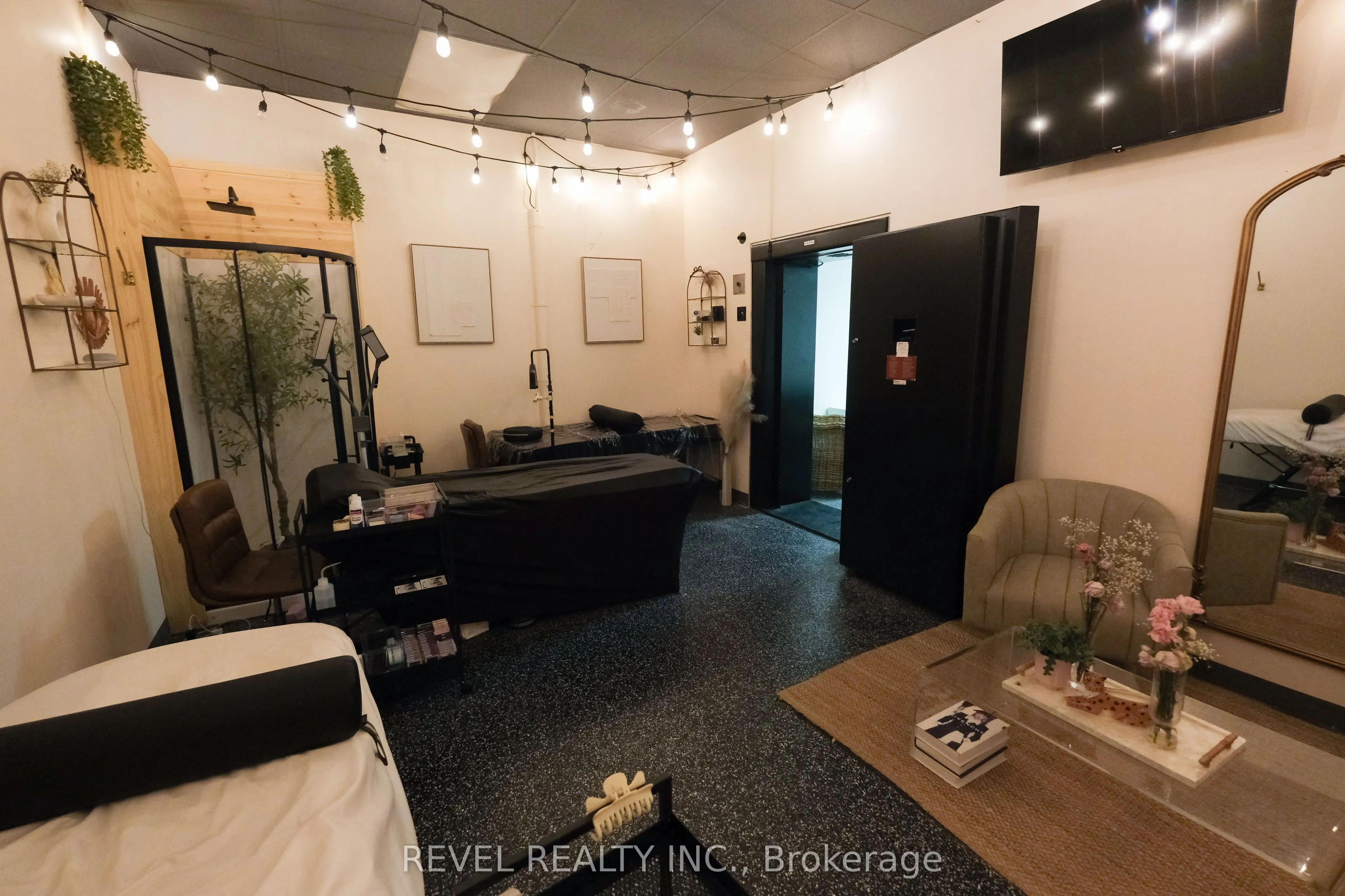 350 Wentworth Street E, #1
