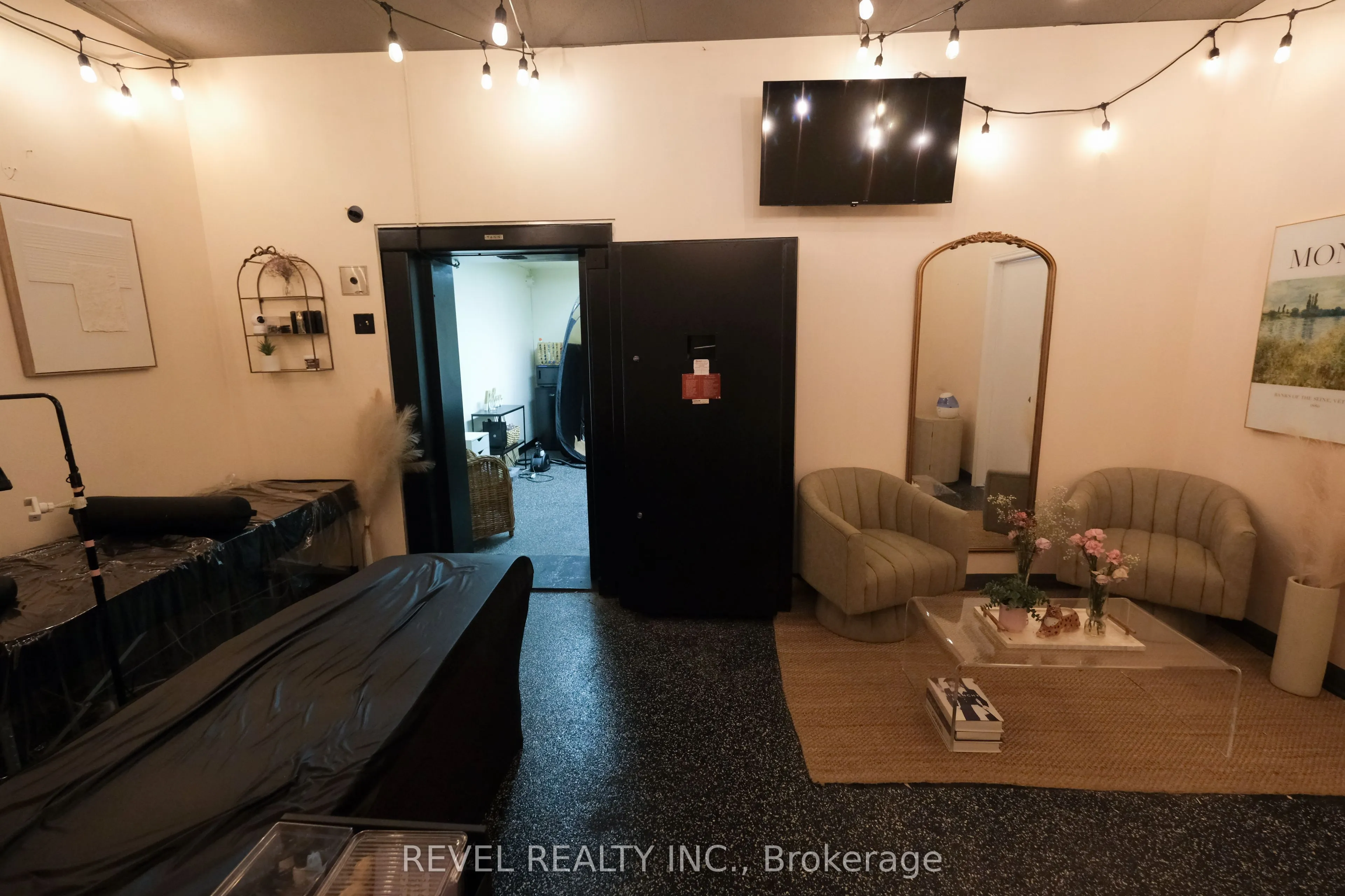 350 Wentworth Street E, #1