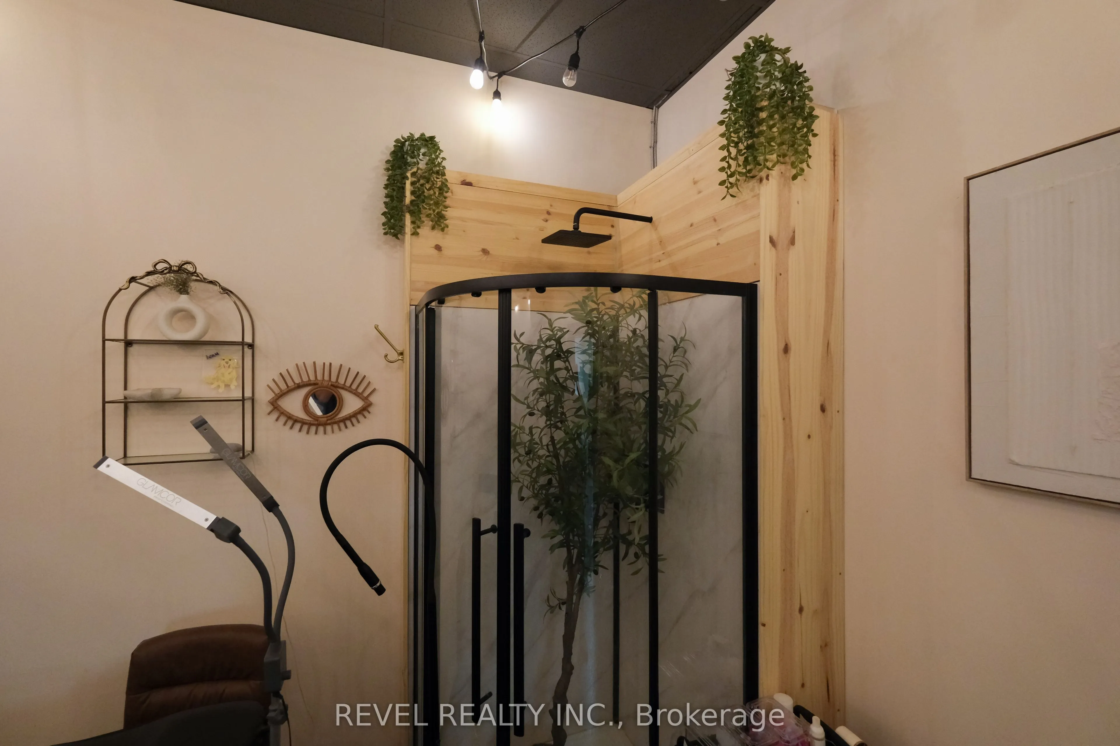 350 Wentworth Street E, #1