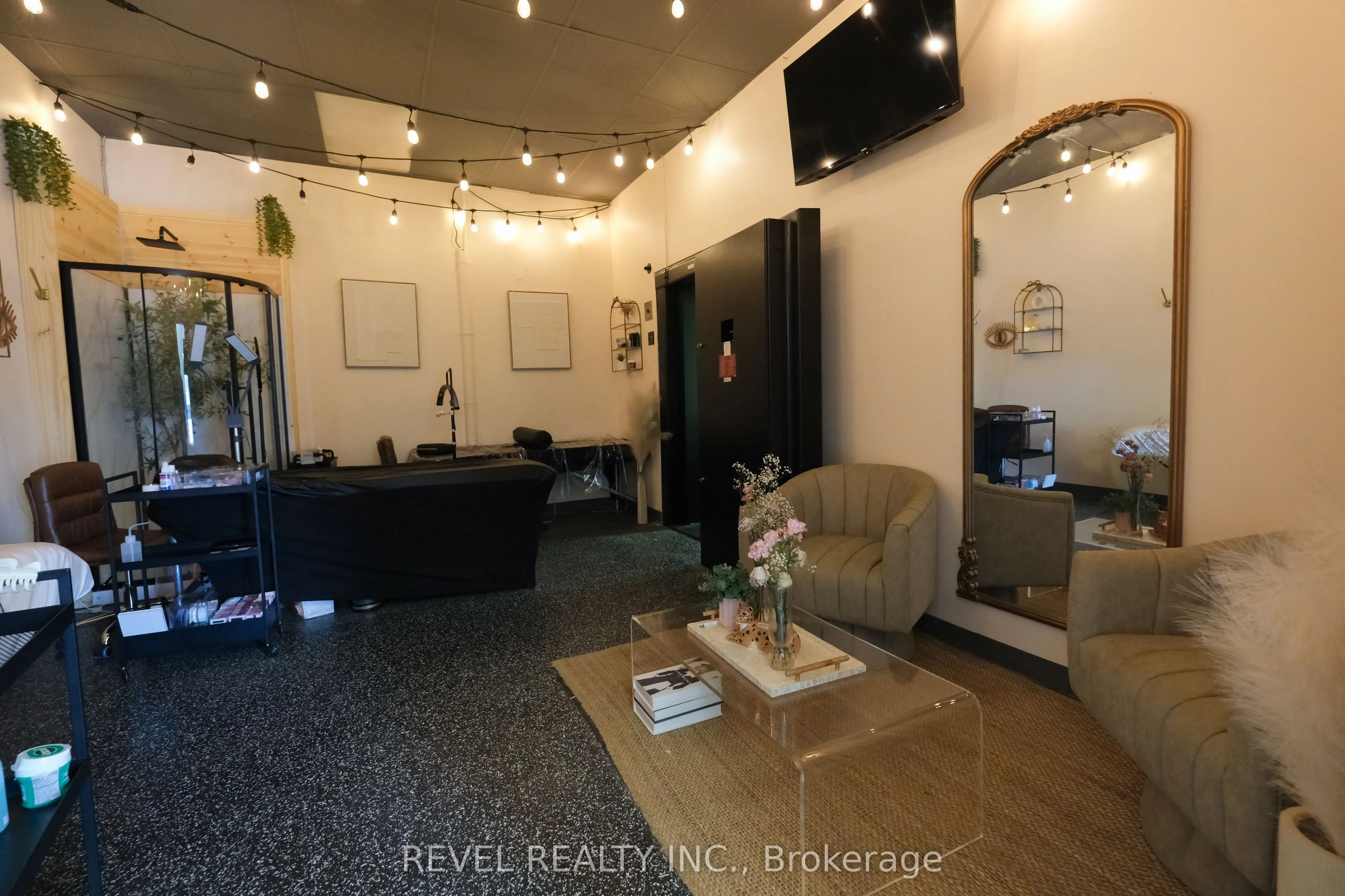 350 Wentworth Street E, #1
