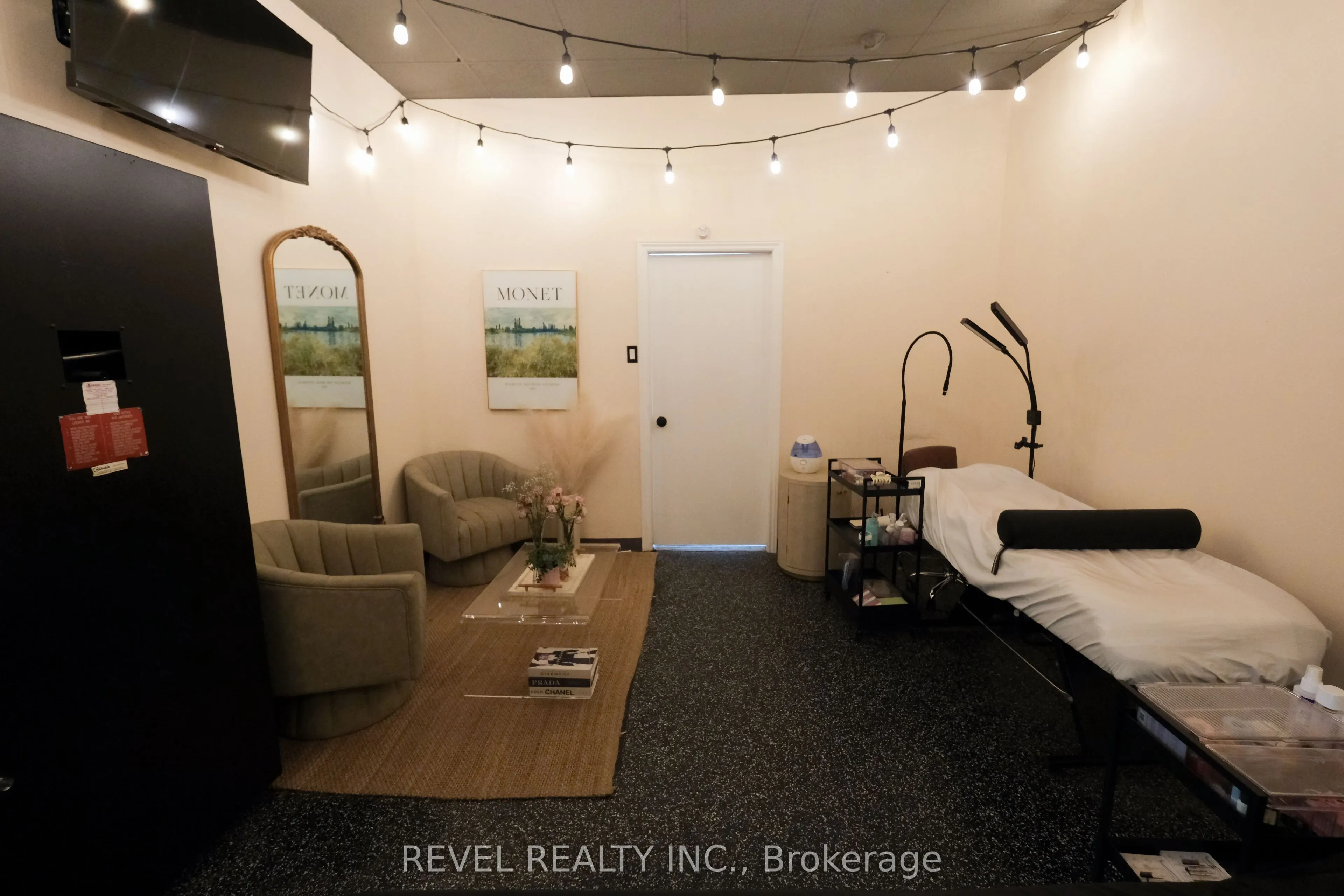 350 Wentworth Street E, #1