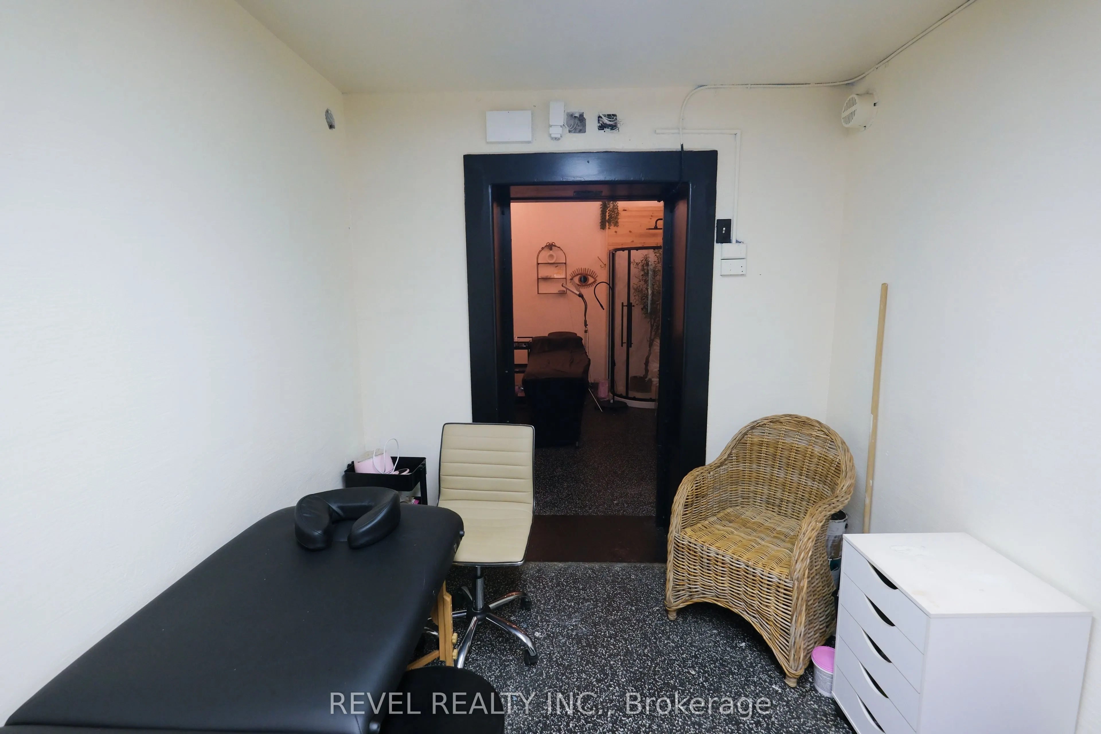 350 Wentworth Street E, #1