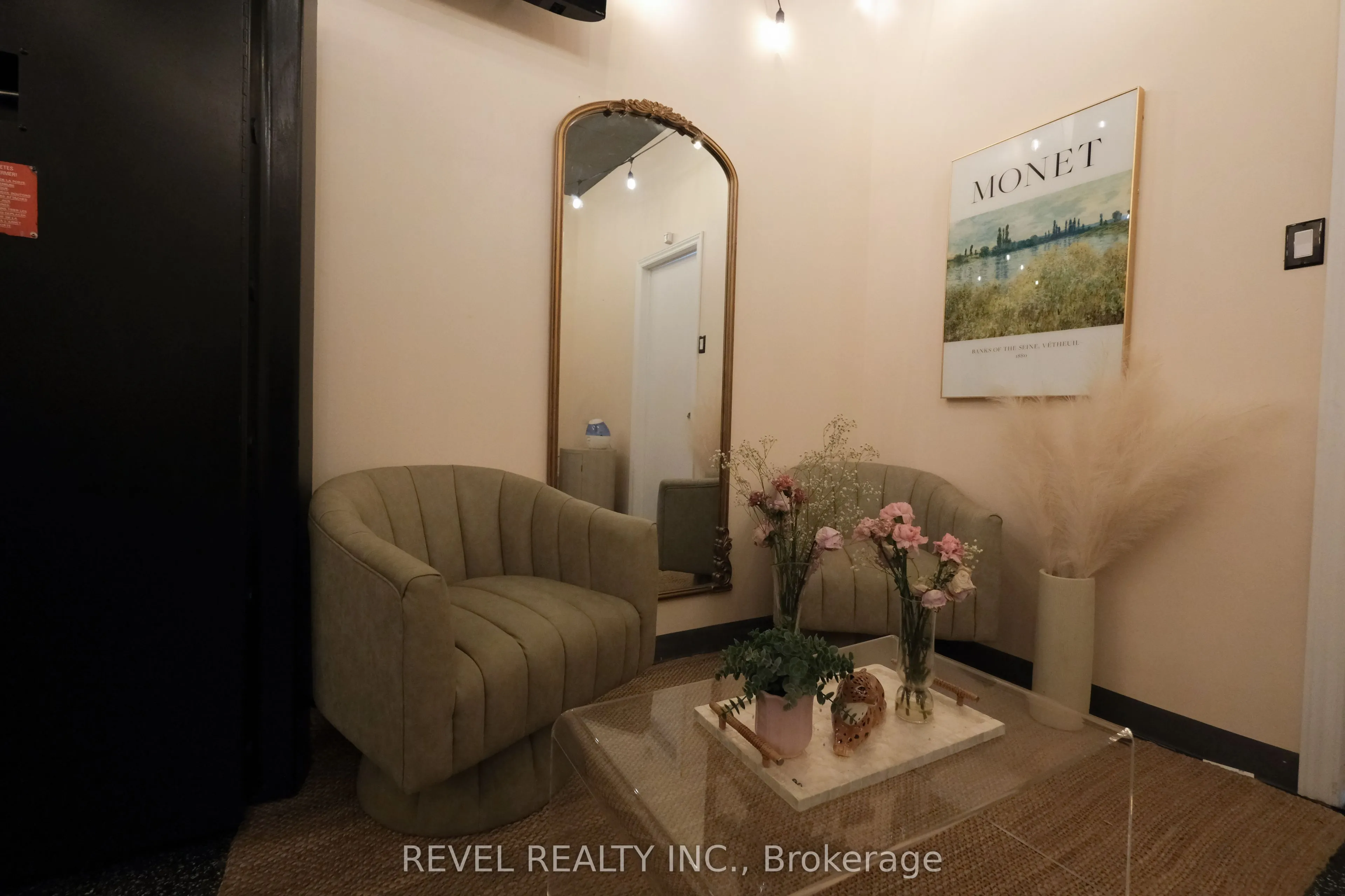 350 Wentworth Street E, #1