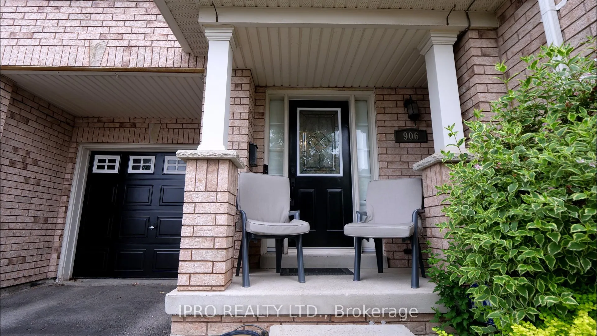 906 Bourne Crescent