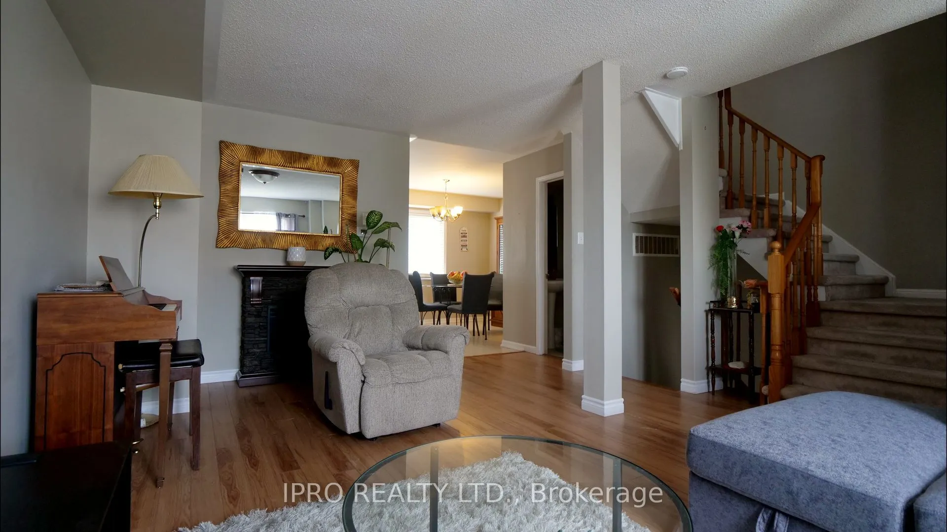 906 Bourne Crescent