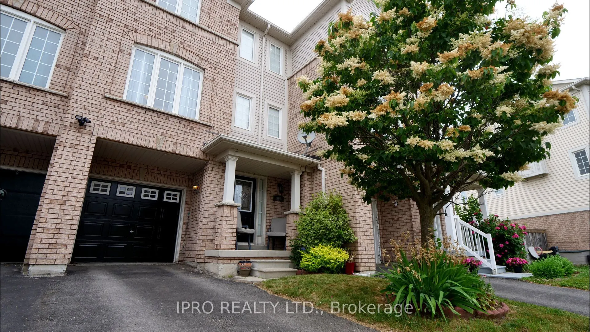 906 Bourne Crescent