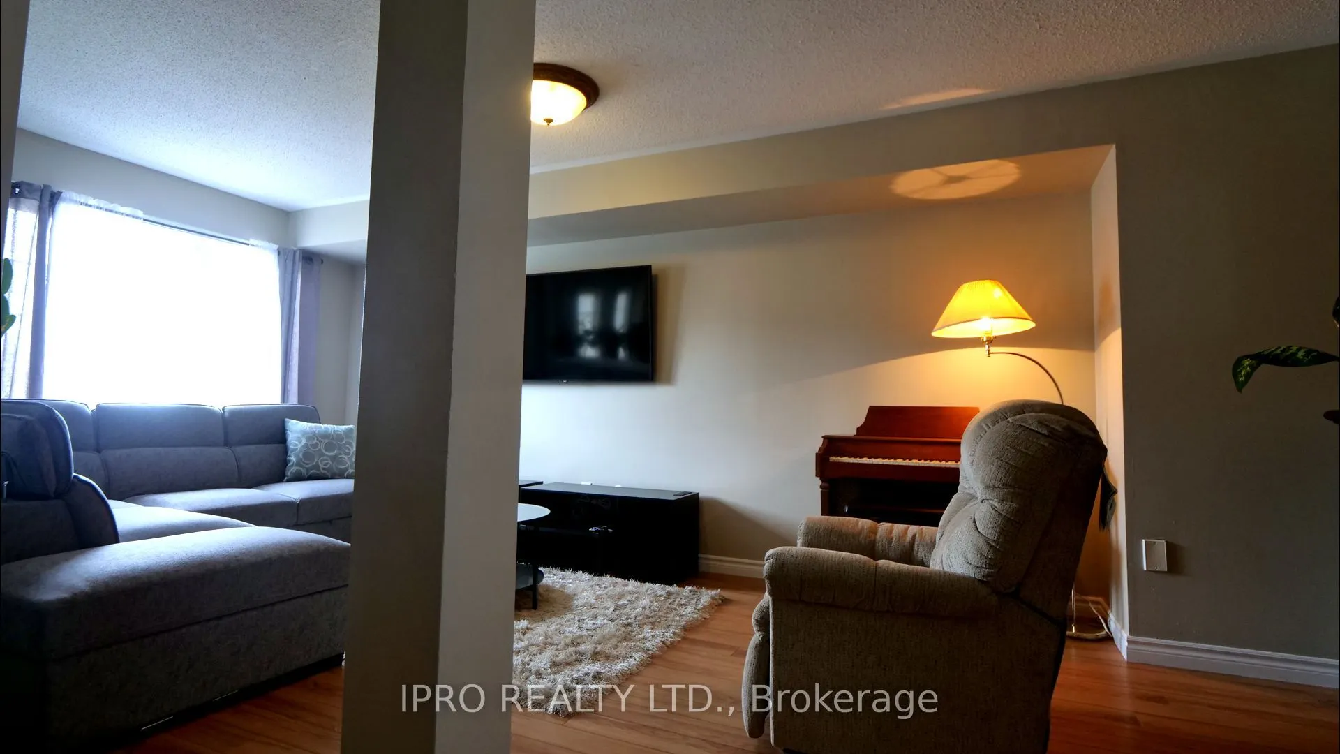 906 Bourne Crescent