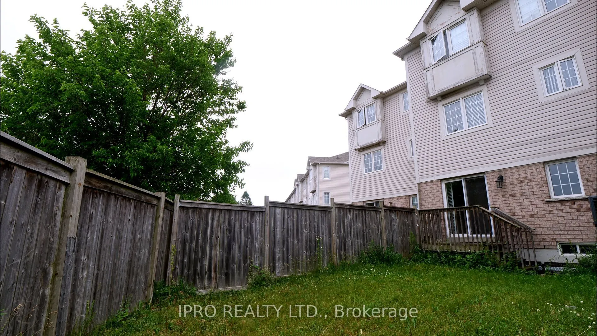 906 Bourne Crescent