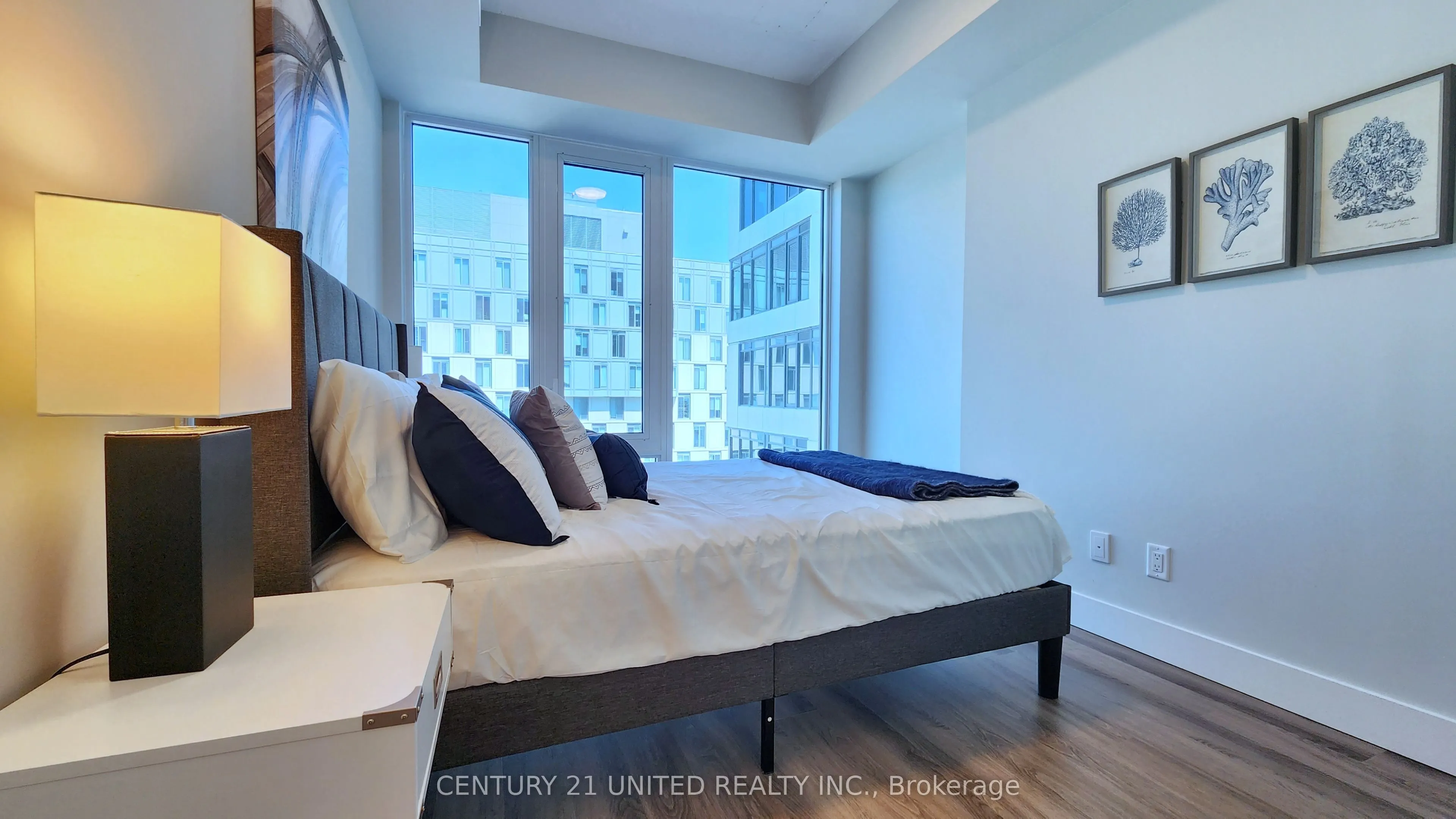 80 Bond Street E, #821