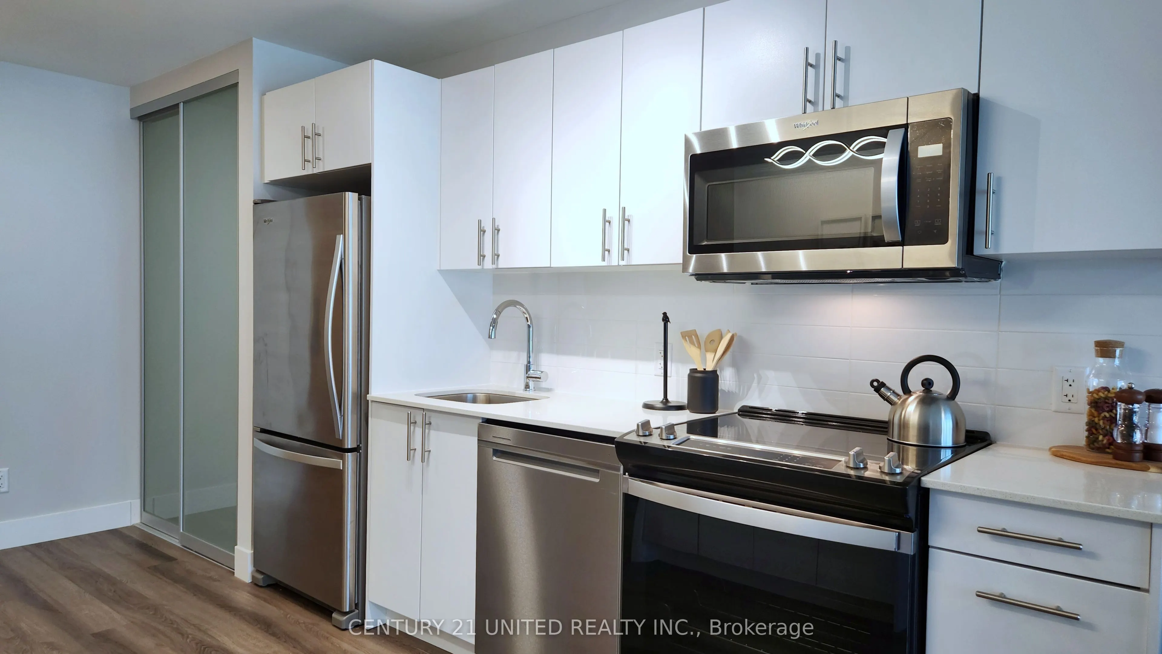 80 Bond Street E, #821