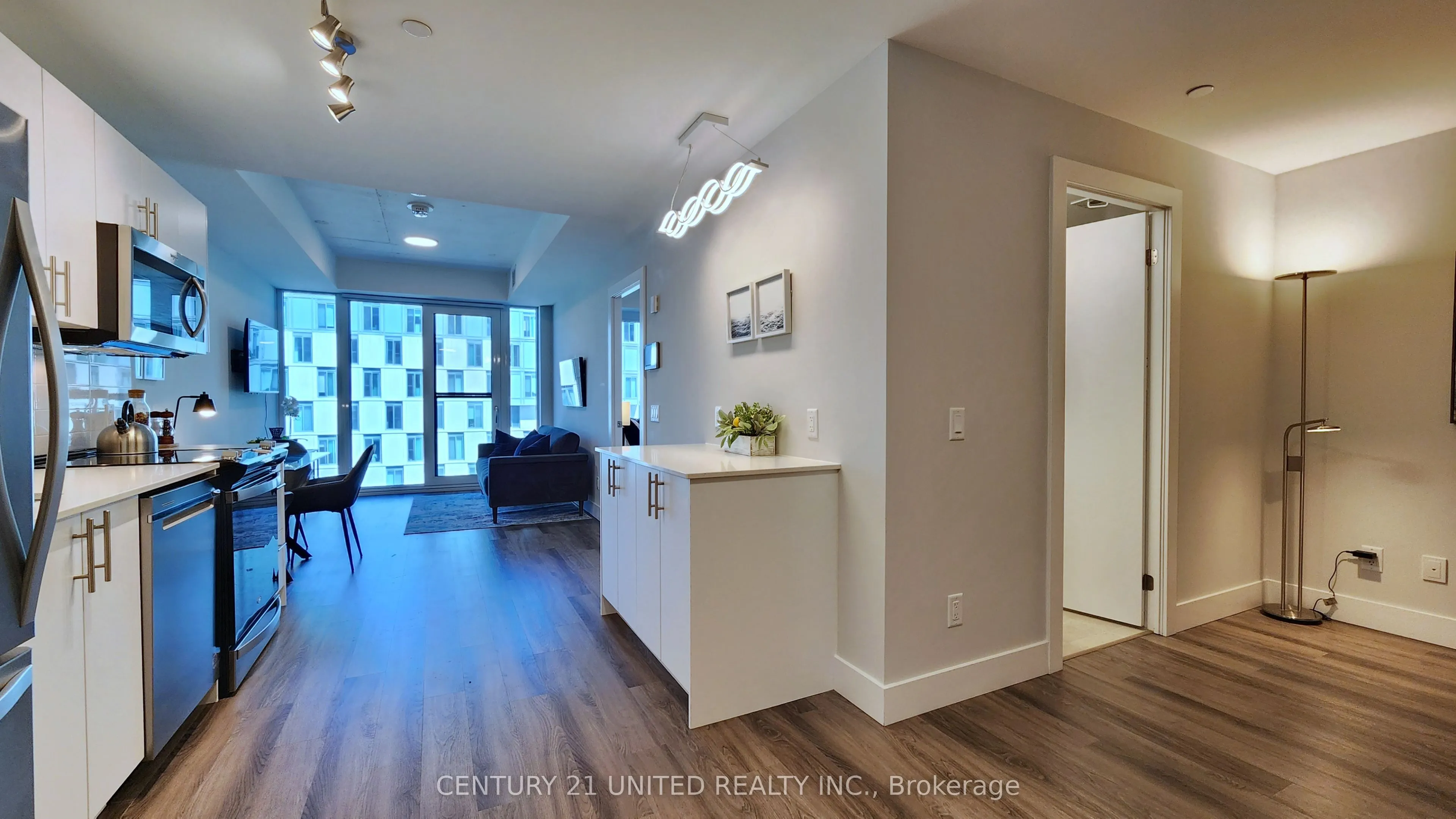 80 Bond Street E, #821