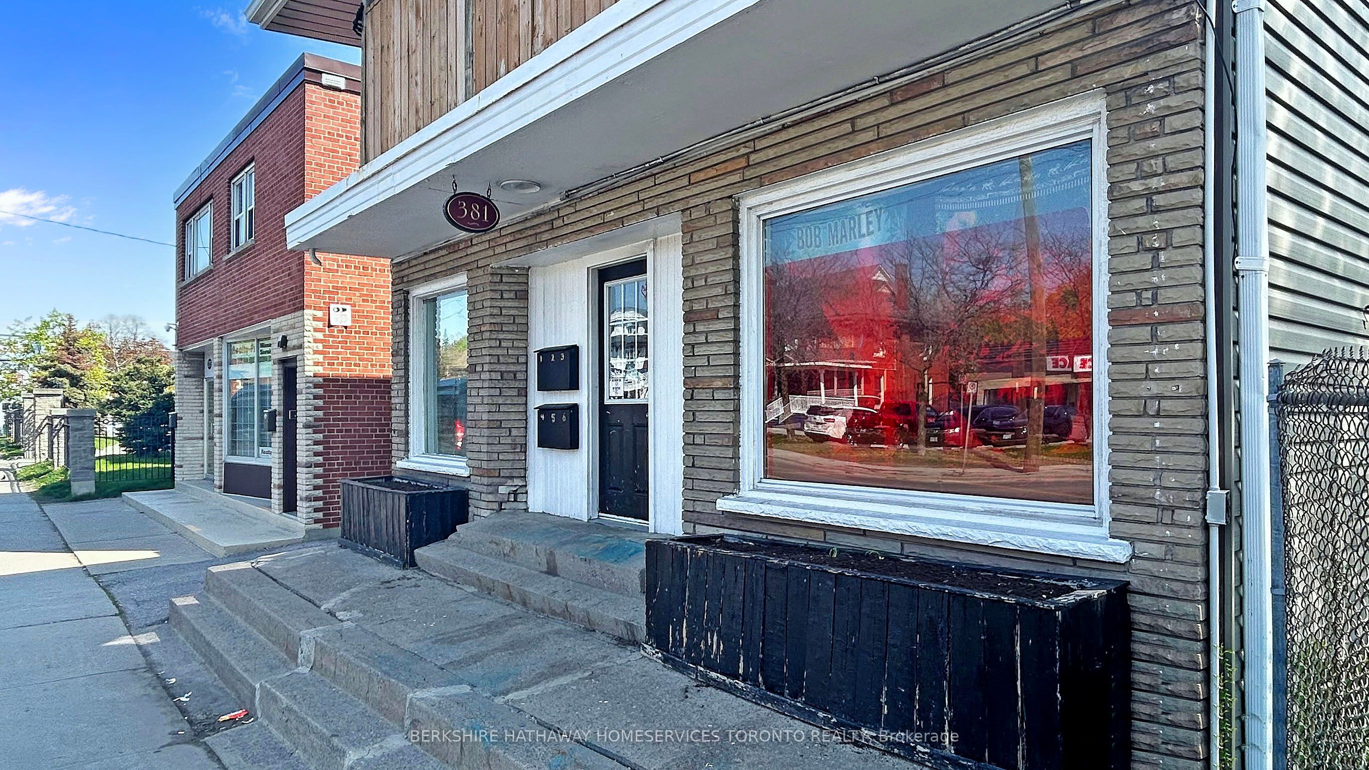 381 Simcoe St S