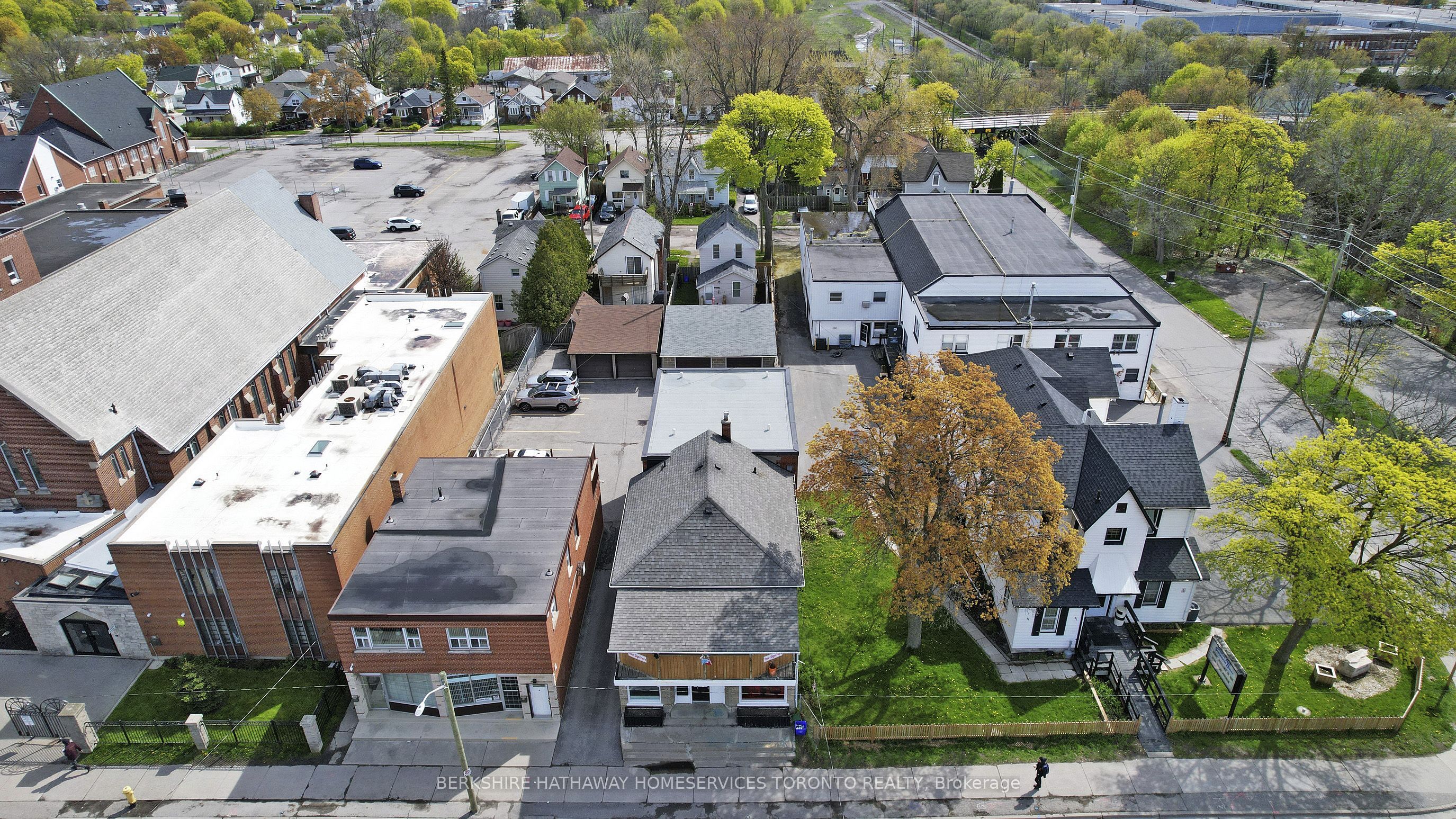 381 Simcoe St S
