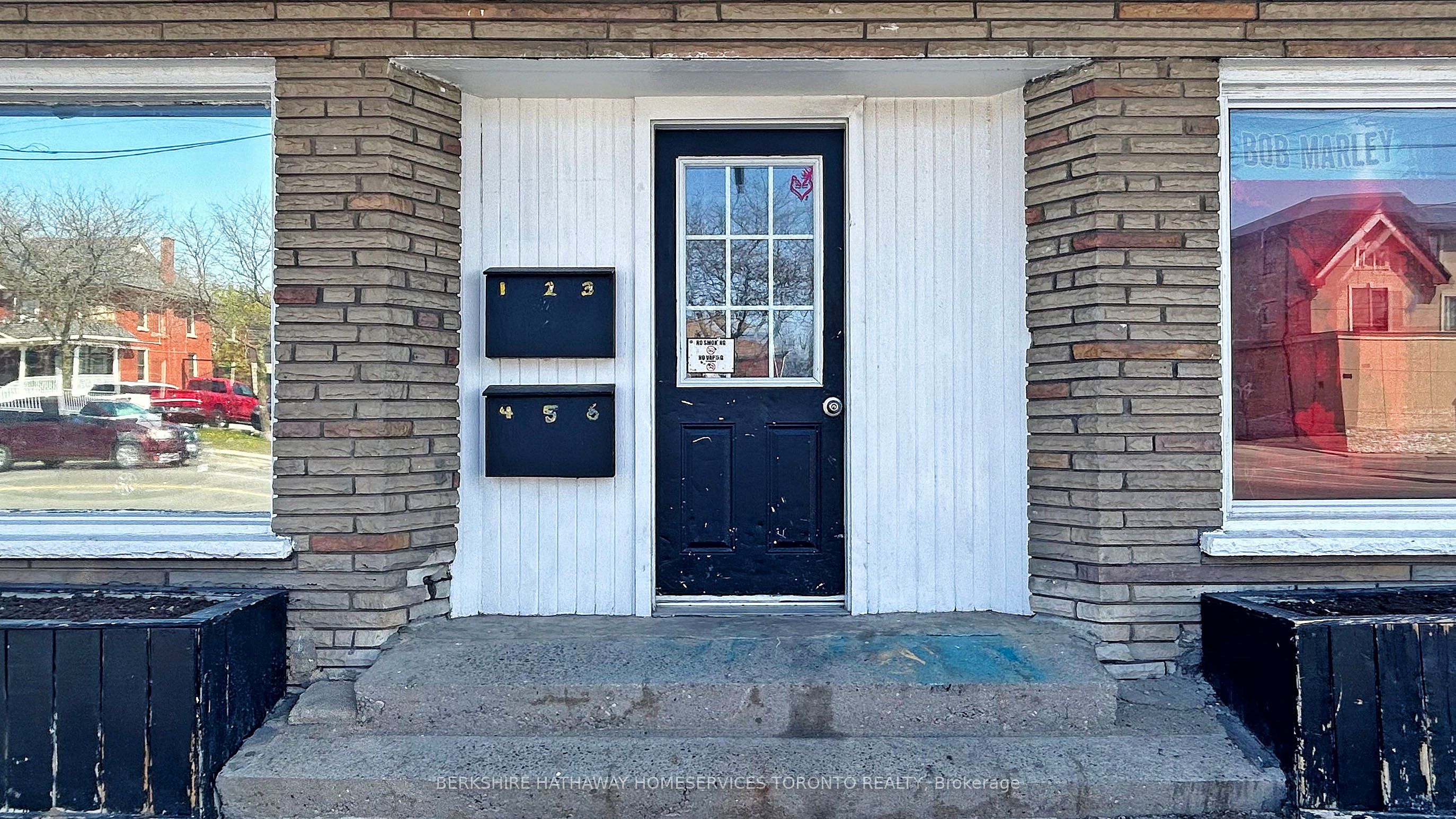 381 Simcoe St S