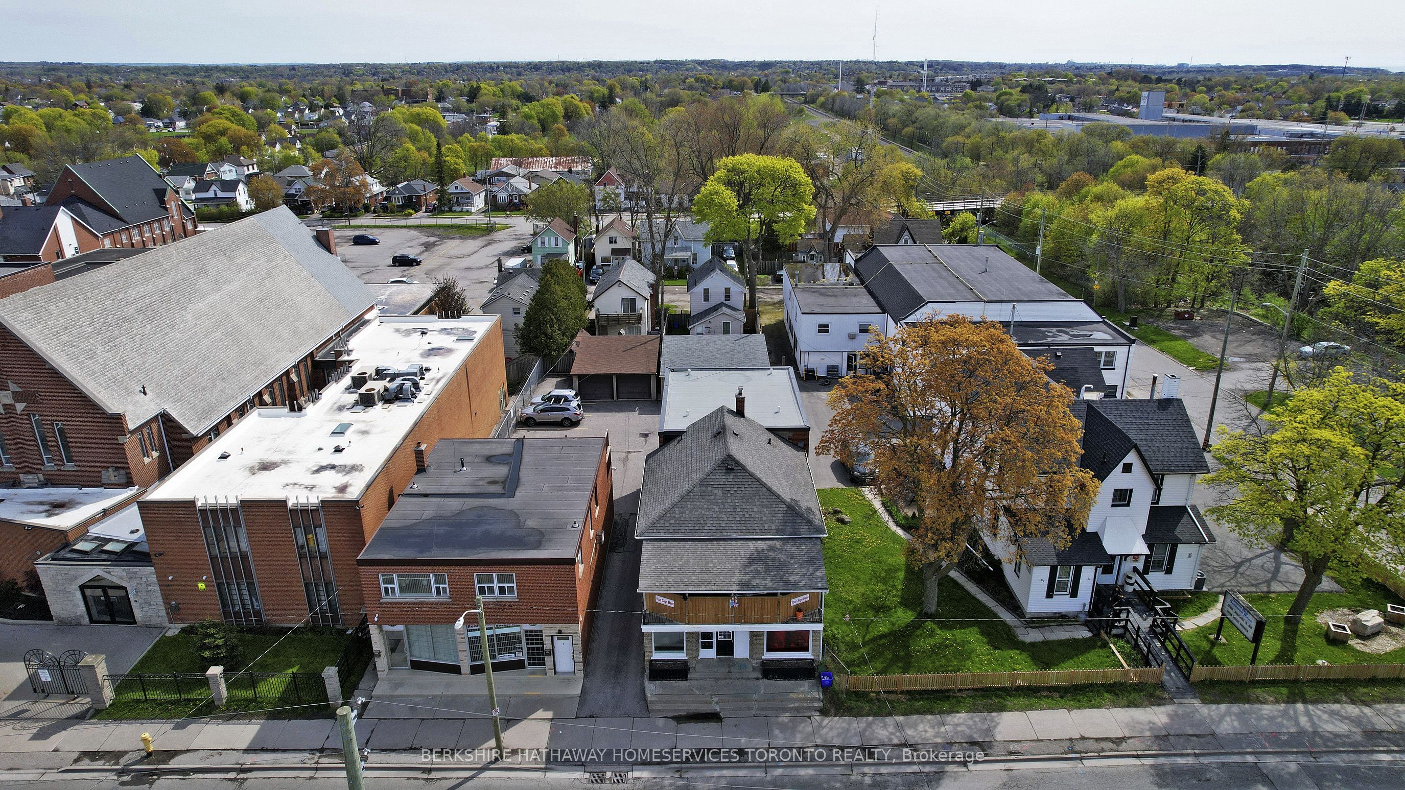 381 Simcoe St S