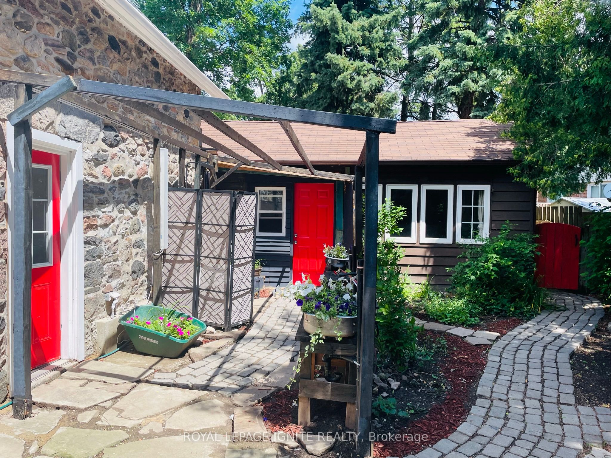 2319 Wildwood Crescent