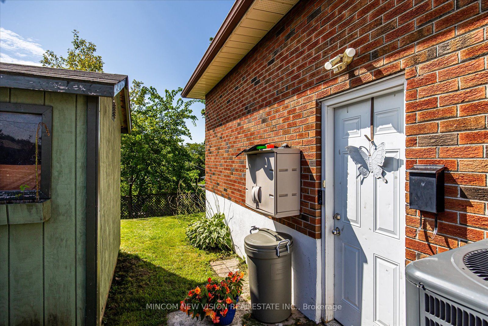 371 Rossland Road E
