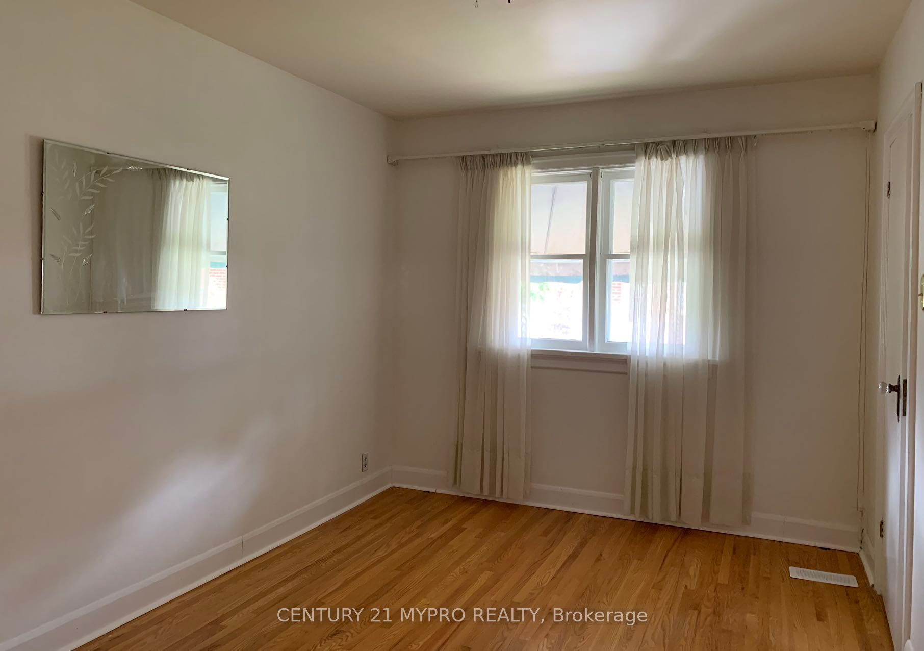 114 Front Street E, #Main