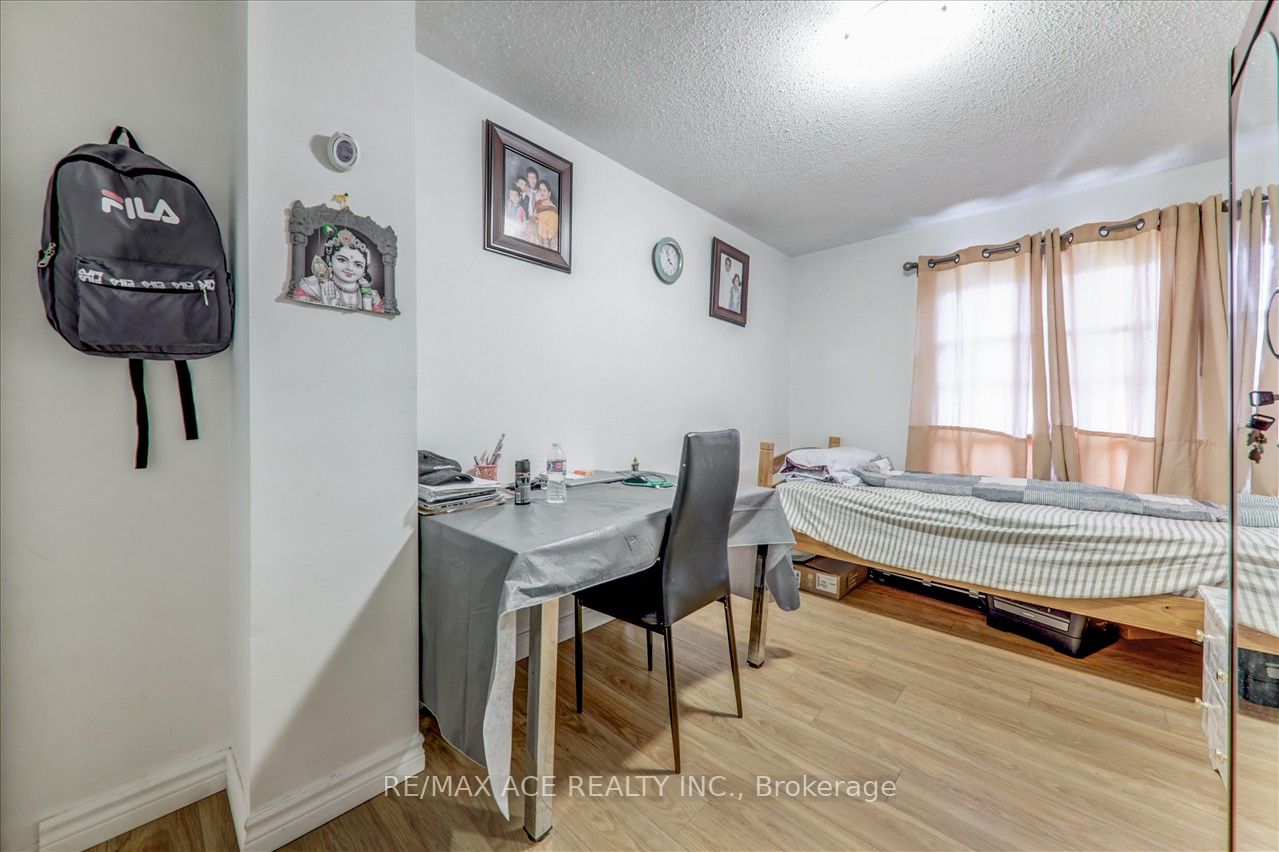 1121 Sandhurst Circle, #20