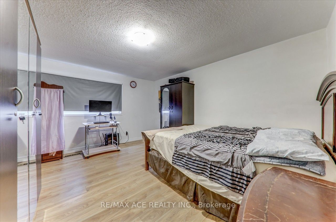 1121 Sandhurst Circle, #20