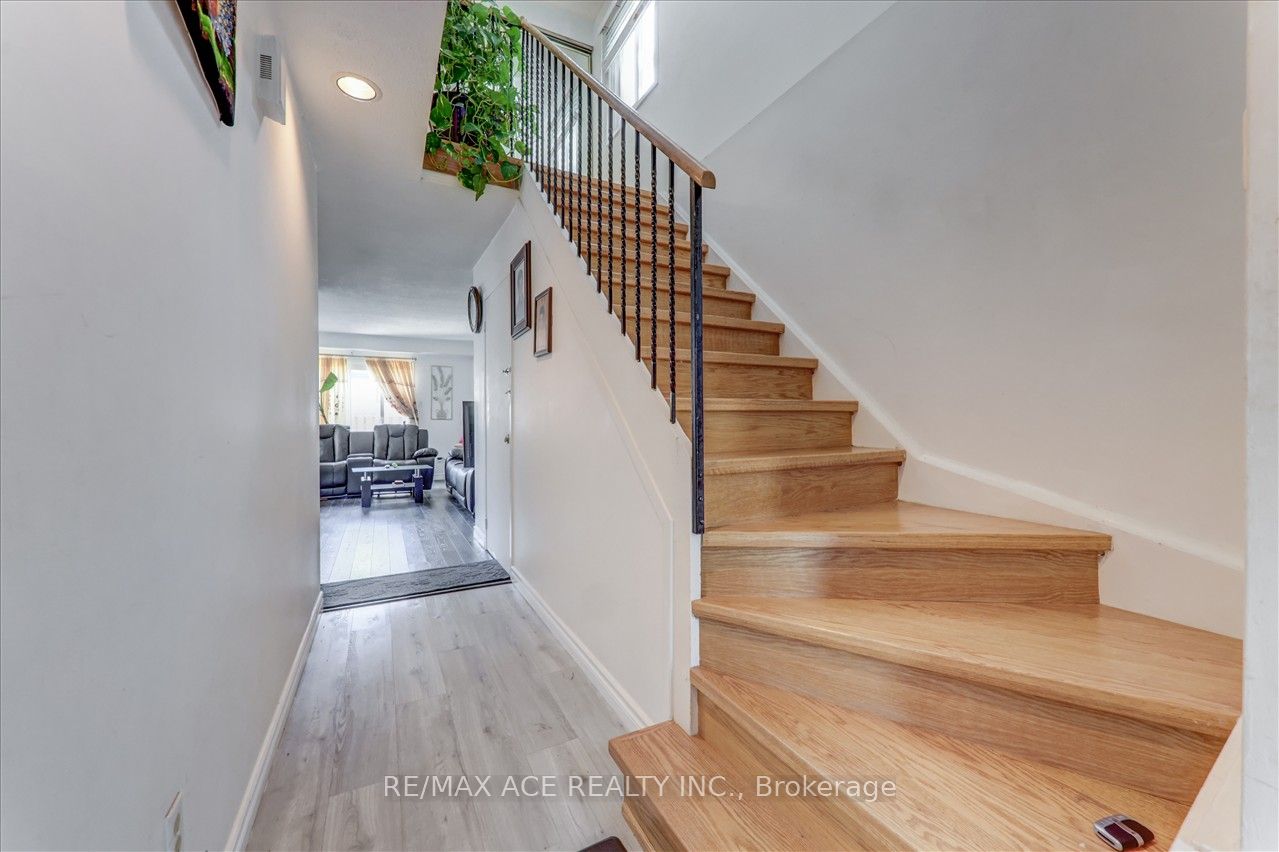 1121 Sandhurst Circle, #20