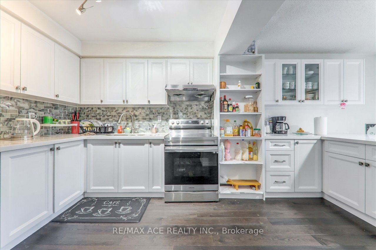 1121 Sandhurst Circle, #20