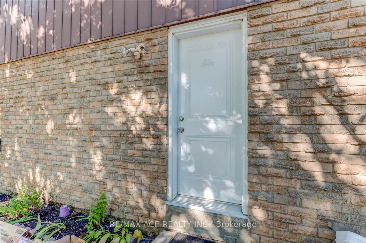 1121 Sandhurst Circle, #20